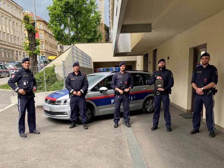 Die Polizisten leisteten umgehend Erste Hilfe. Die Polizisten leisteten umgehend Erste Hilfe.