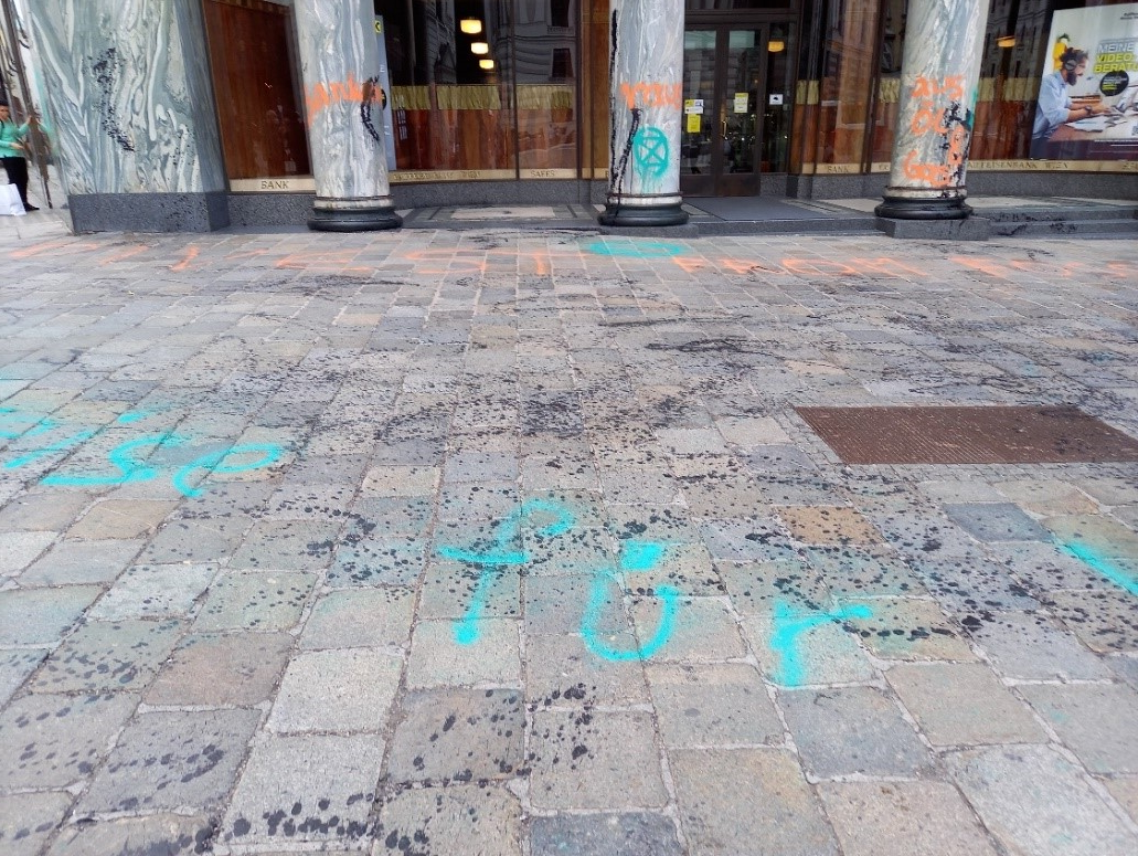 Auch der Platz wurde beschmiert. Auch der Platz wurde beschmiert.