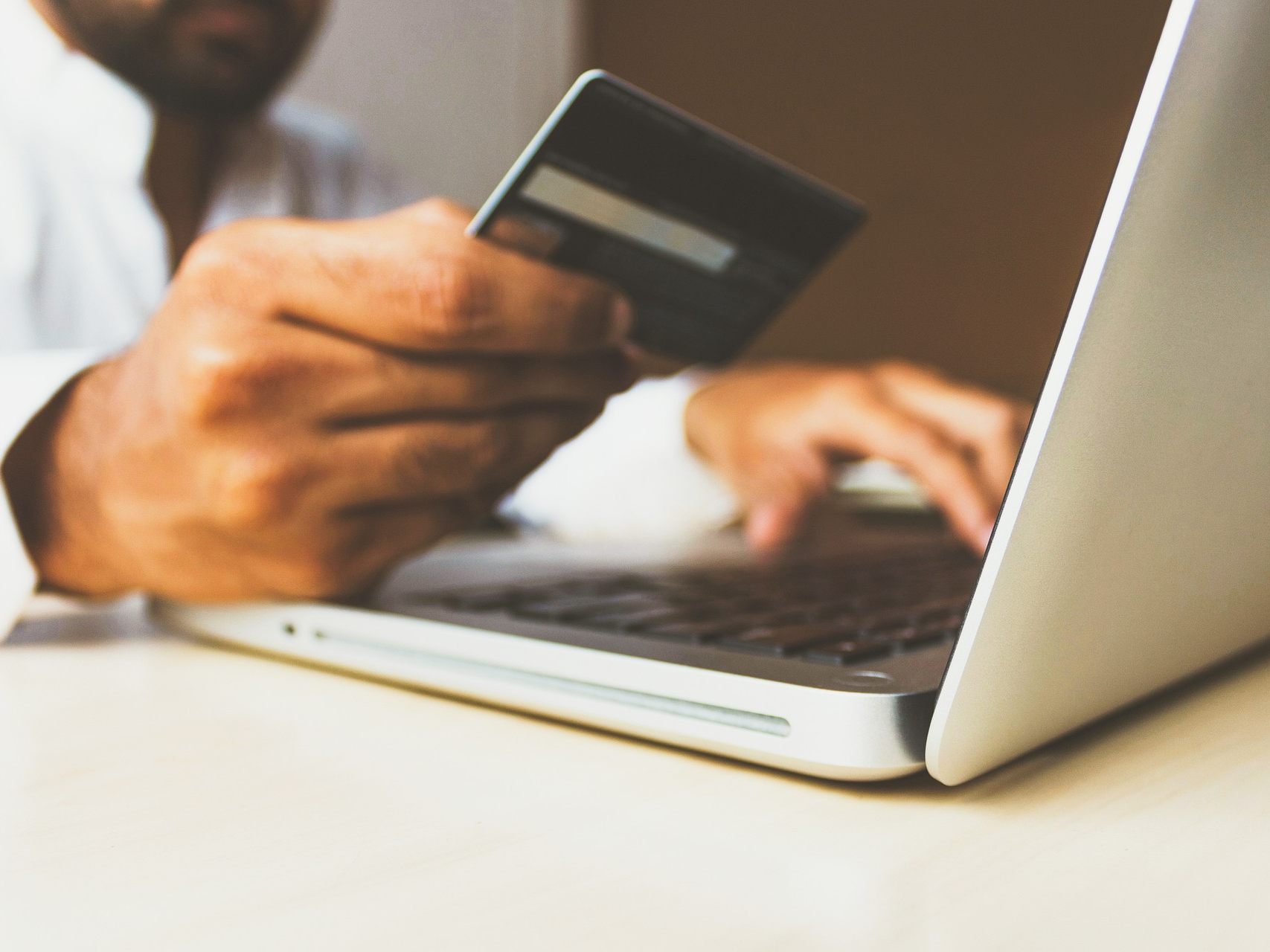 85 Prozent bestellen mindestens einmal im Monat ein Produkt im Internet. 85 Prozent bestellen mindestens einmal im Monat ein Produkt im Internet.