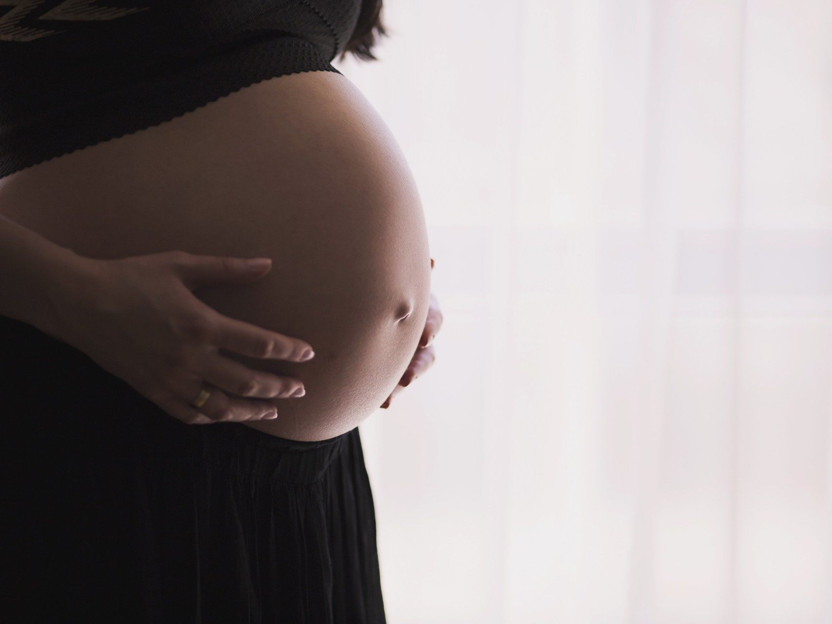 Schwangere haben bei einer Coronavirus-Infektion ein erhöhtes Risiko auf eine Frühgeburt bzw. Totgeburt. Schwangere haben bei einer Coronavirus-Infektion ein erhöhtes Risiko auf eine Frühgeburt bzw. Totgeburt.