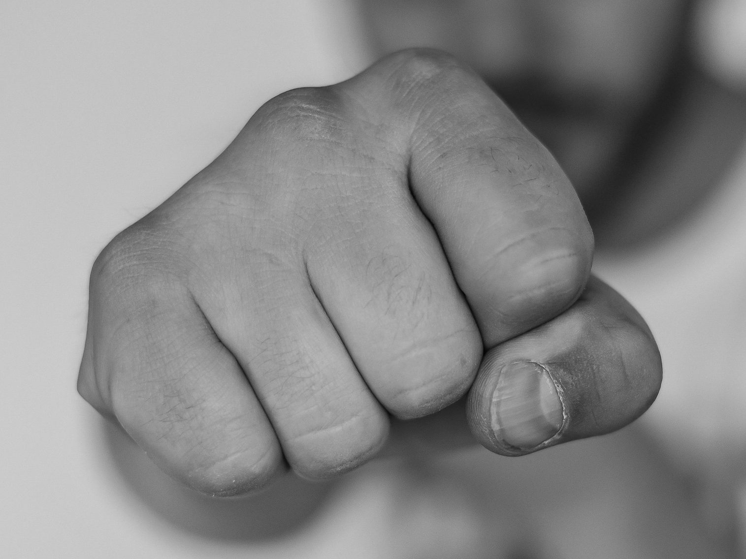 Der 23-Jährige schlug einem Polizisten mit der Faust ins Gesicht. Der 23-Jährige schlug einem Polizisten mit der Faust ins Gesicht.
