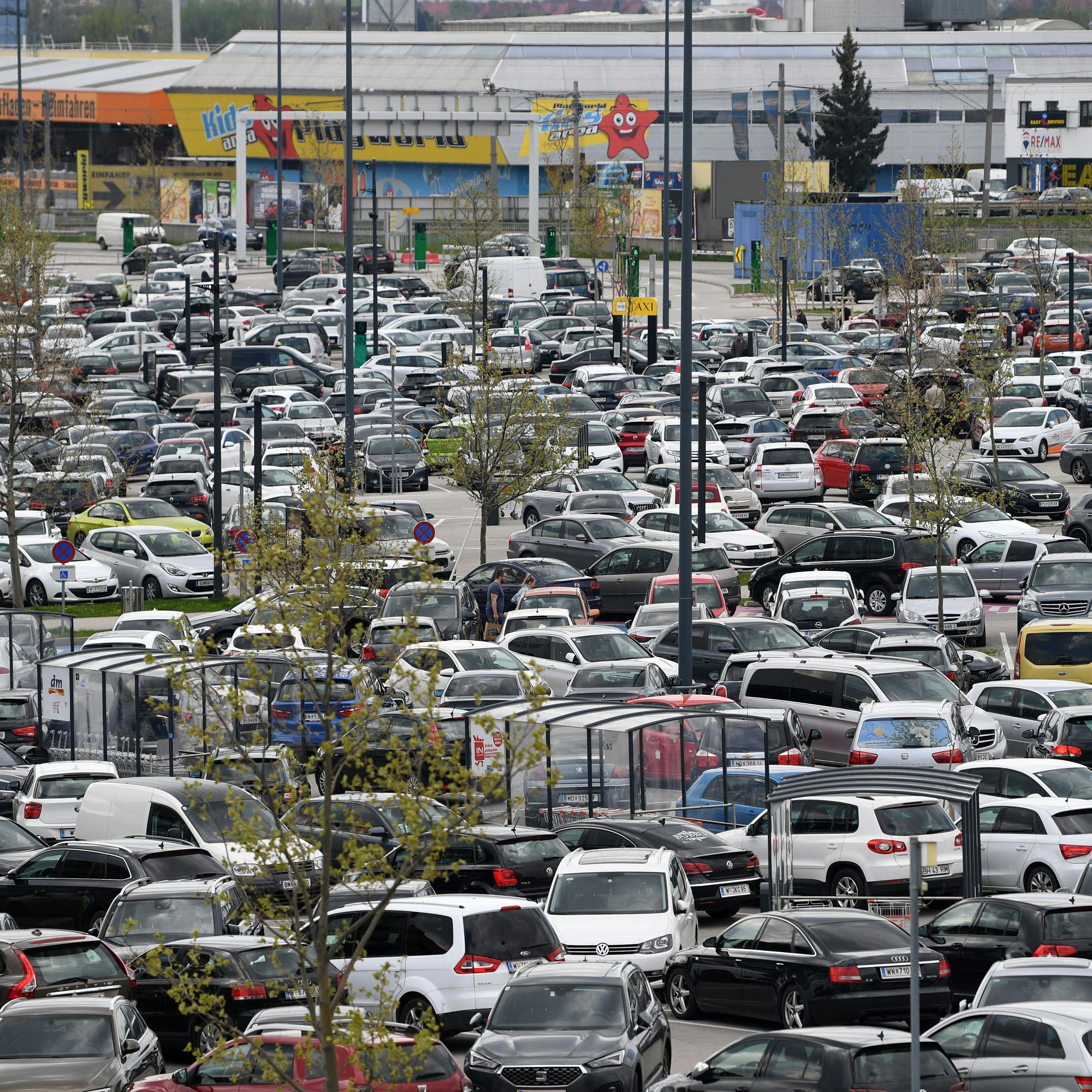 Die Parkplätze von Shoppingcentern waren am Montag voll.
