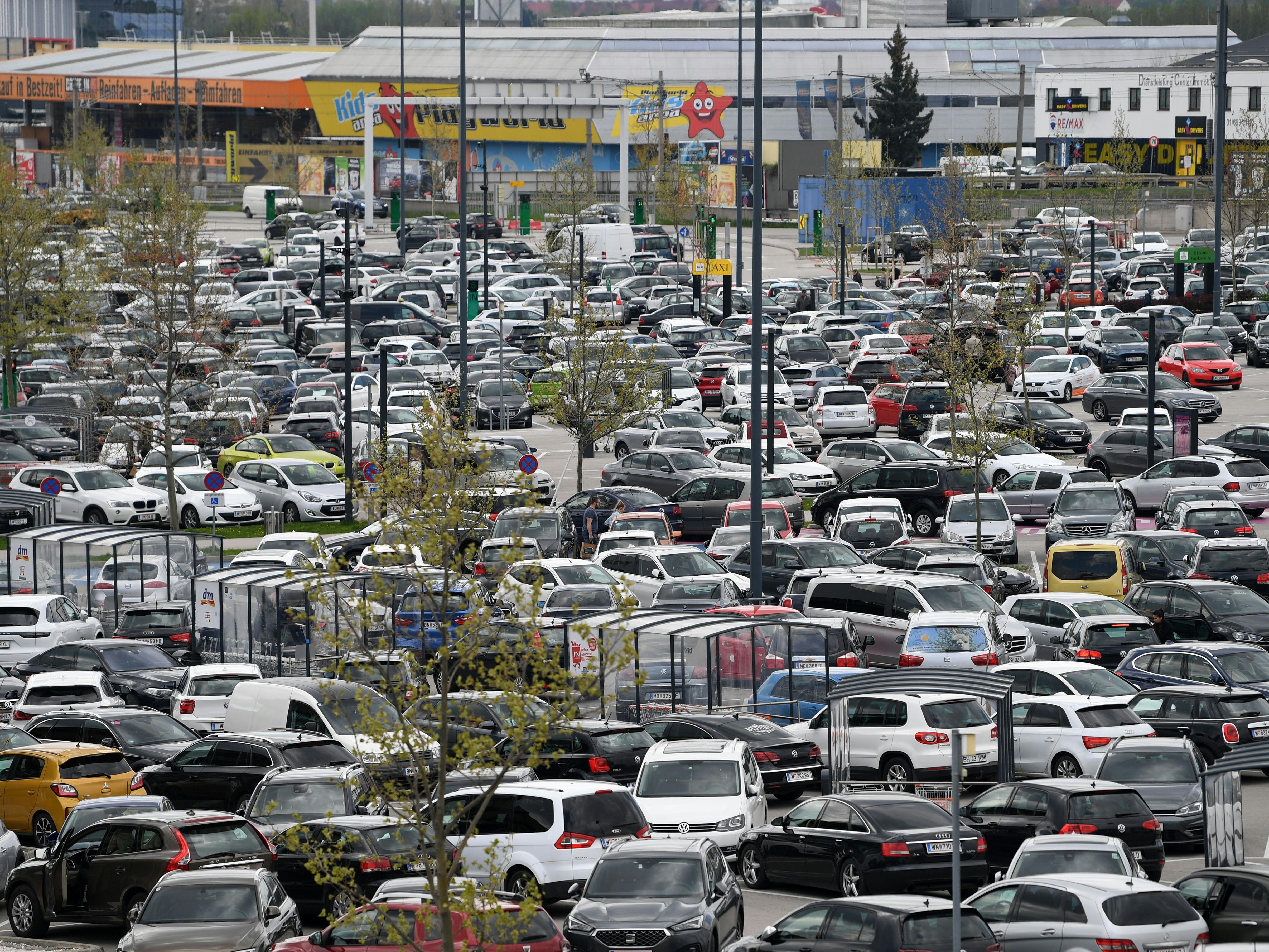 Die Parkplätze von Shoppingcentern waren am Montag voll. Die Parkplätze von Shoppingcentern waren am Montag voll.