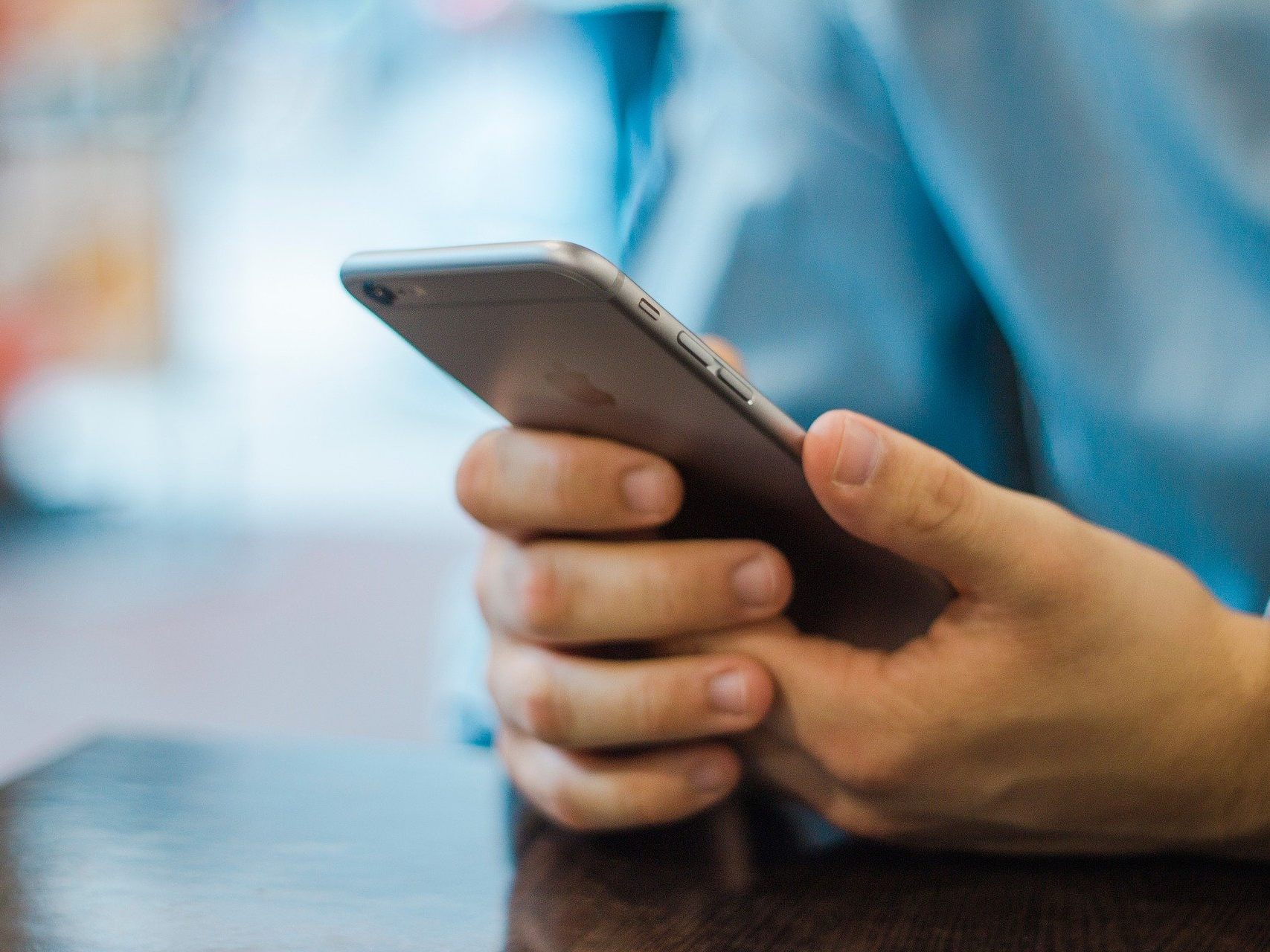 Zwei Smartphones und ein weiterer Datenträger wurden sichergestellt. Zwei Smartphones und ein weiterer Datenträger wurden sichergestellt.