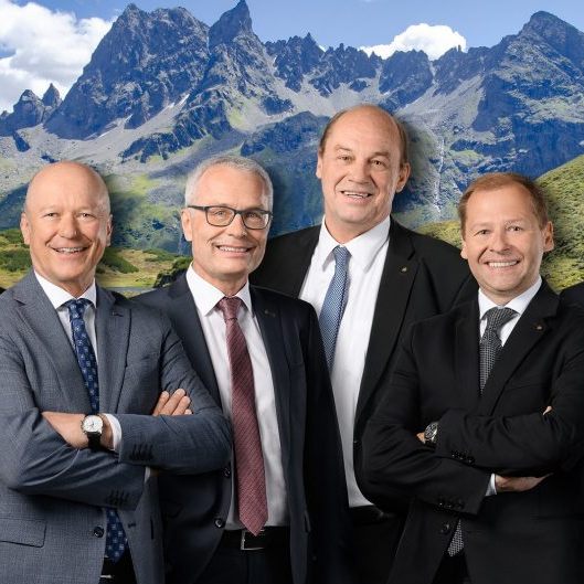 Der Sprecher und die Vorstandsvorsitzenden der Vorarlberger Sparkassen (v. l. n. r.): Mag. Martin Jäger, MBA (Dornbirner Sparkasse), Christian Ertl (Sparkasse Bludenz), Mag. Anton Steinberger (Sparkasse Feldkirch), Mag. Gerhard Lutz (Sparkasse Bregenz), Hermann Bachmann (Sparkasse Egg) und Harald Giesinger (Dornbirner Sparkasse) .