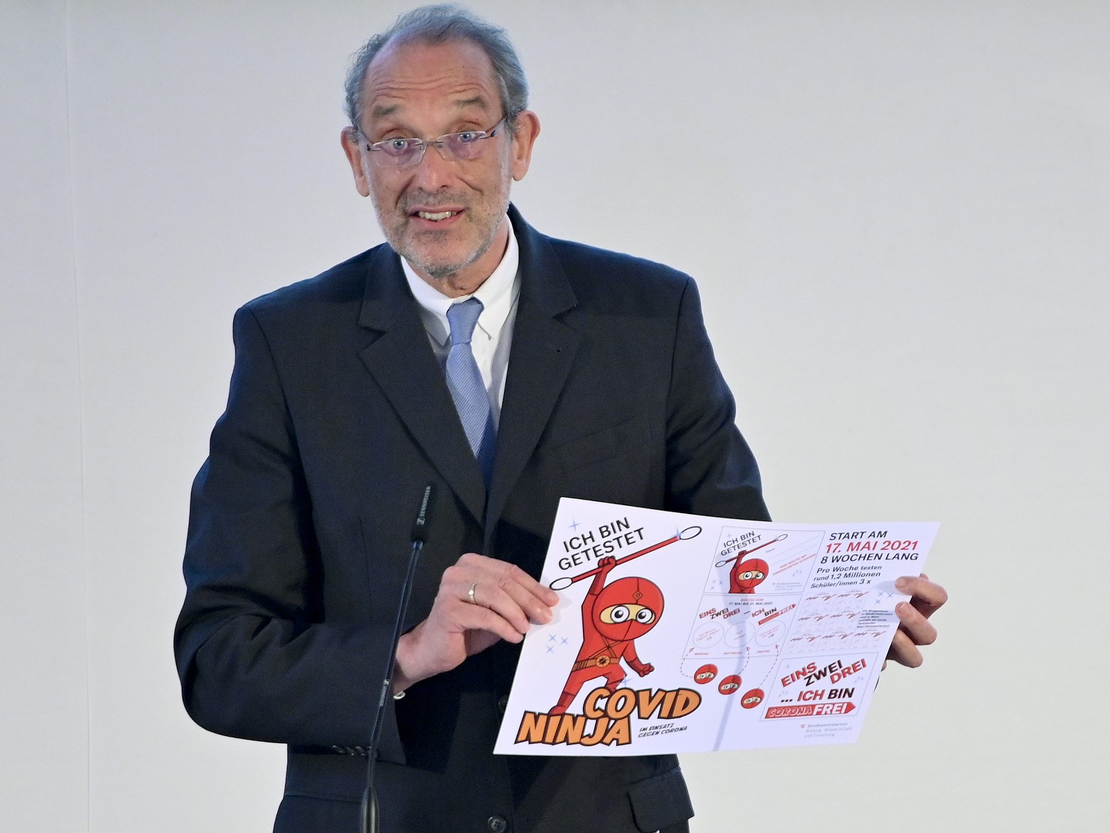 Auf dem Sitckerpass für Schüler ist ein Ninja drauf. Auf dem Sitckerpass für Schüler ist ein Ninja drauf.