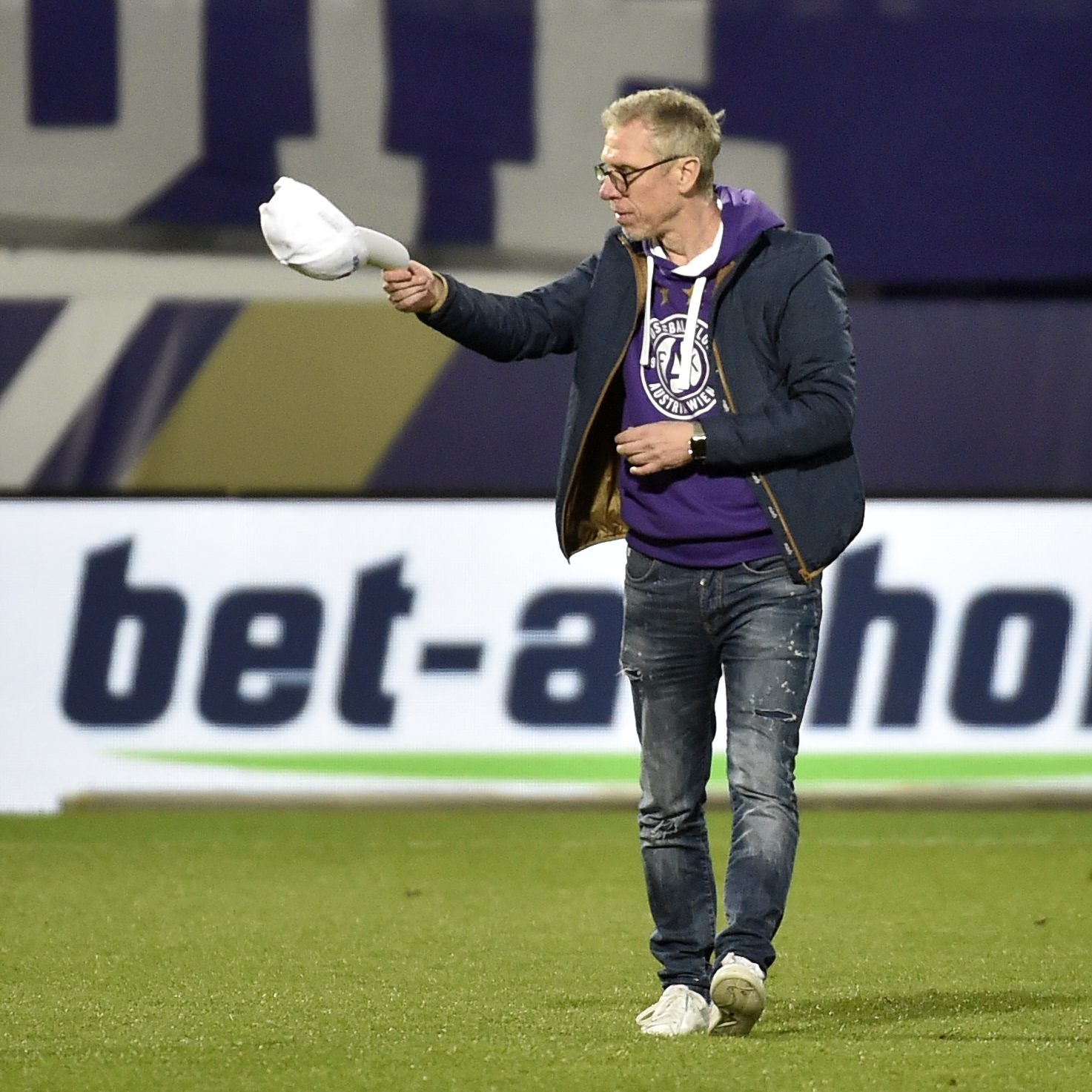 Trainer Peter Stöger nimmt nach dieser Saison den Hut bei der Wiener Austria.