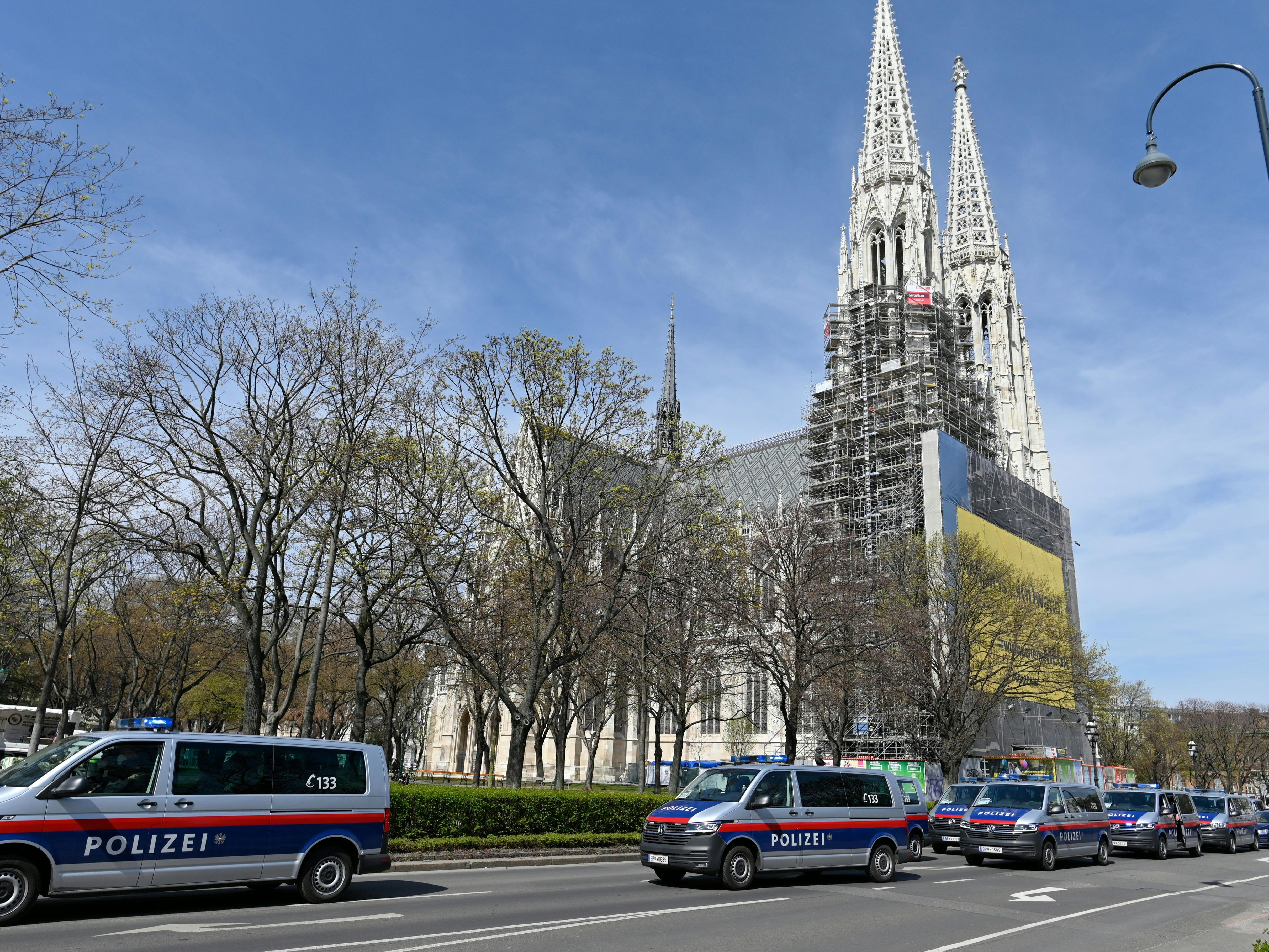 Vor der Votivkirche eskalierte am Samstag ein Aufeinandertreffen zwischen Polizei und Demonstranten. Vor der Votivkirche eskalierte am Samstag ein Aufeinandertreffen zwischen Polizei und Demonstranten.