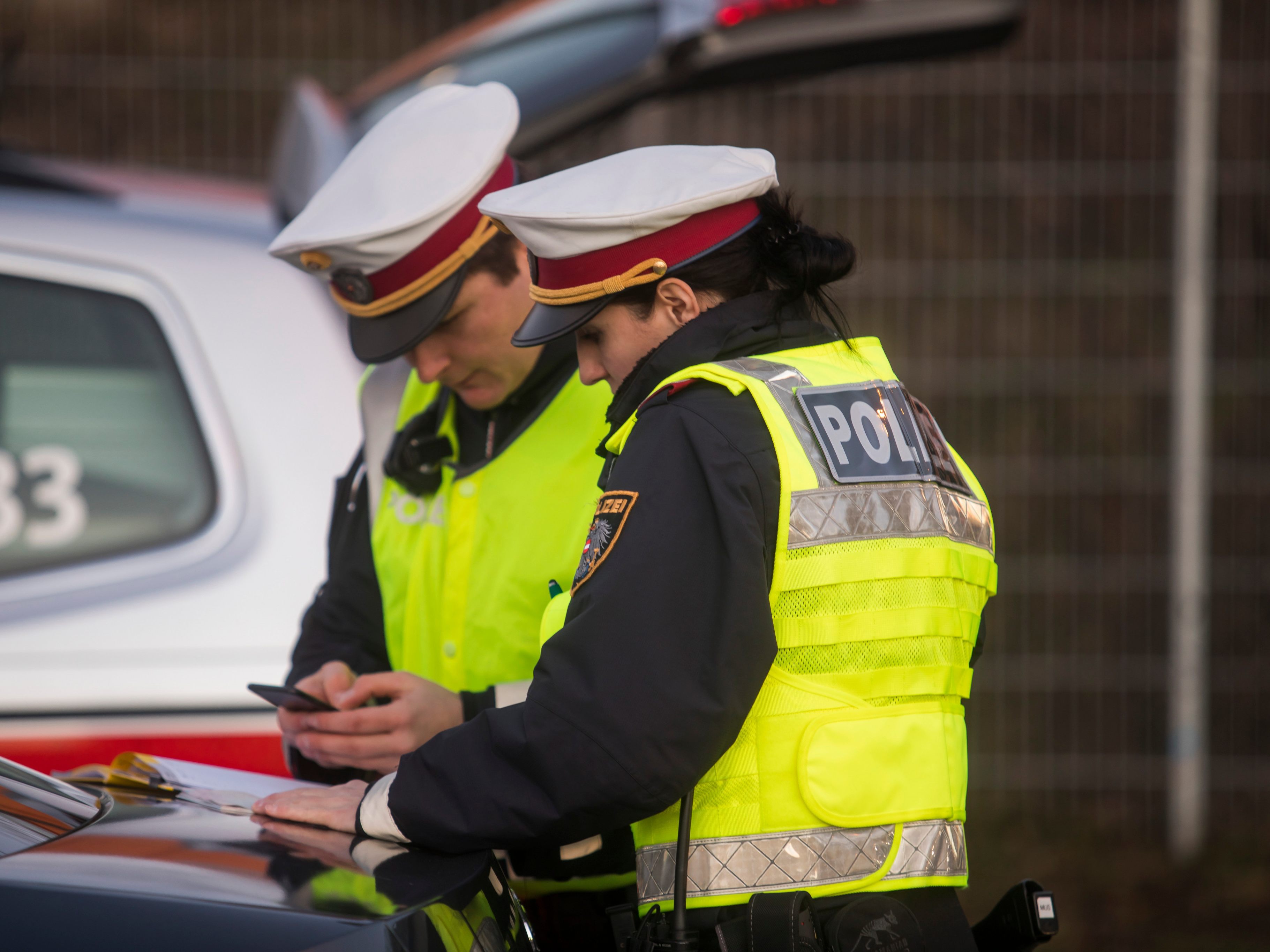 Die Polizei sucht nach Zeugen, die Angaben zum Unfallhergang machen können.