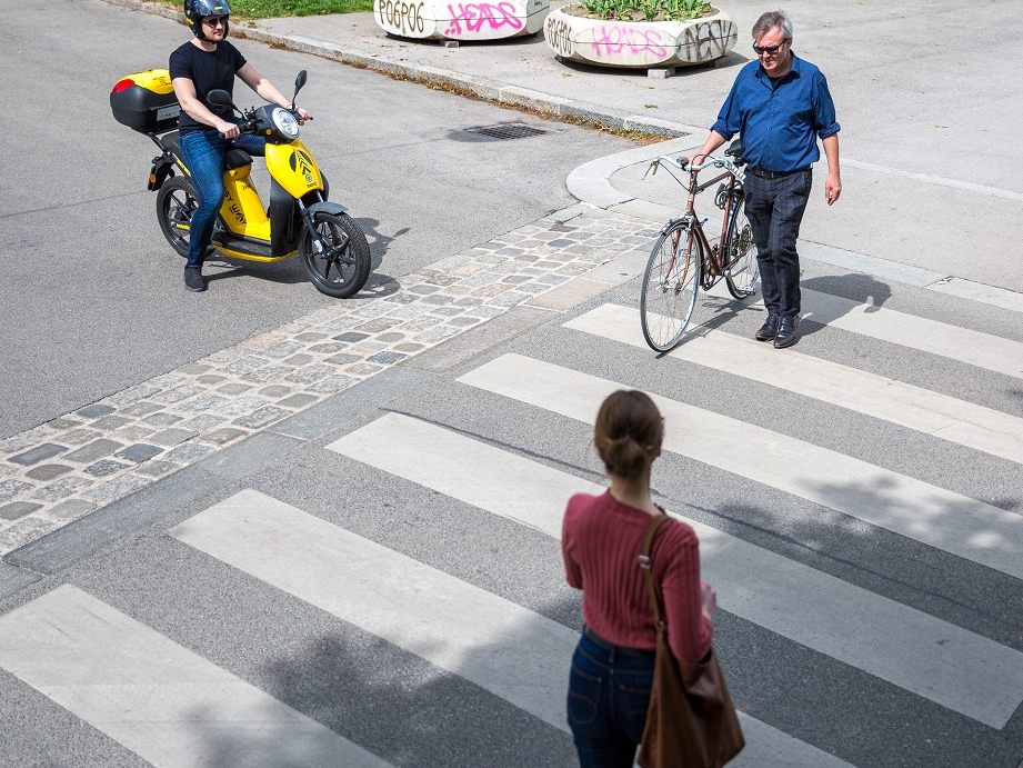 Ein Drittel aller Fußgängerunfälle ereignen sich am Schutzweg. Ein Drittel aller Fußgängerunfälle ereignen sich am Schutzweg.