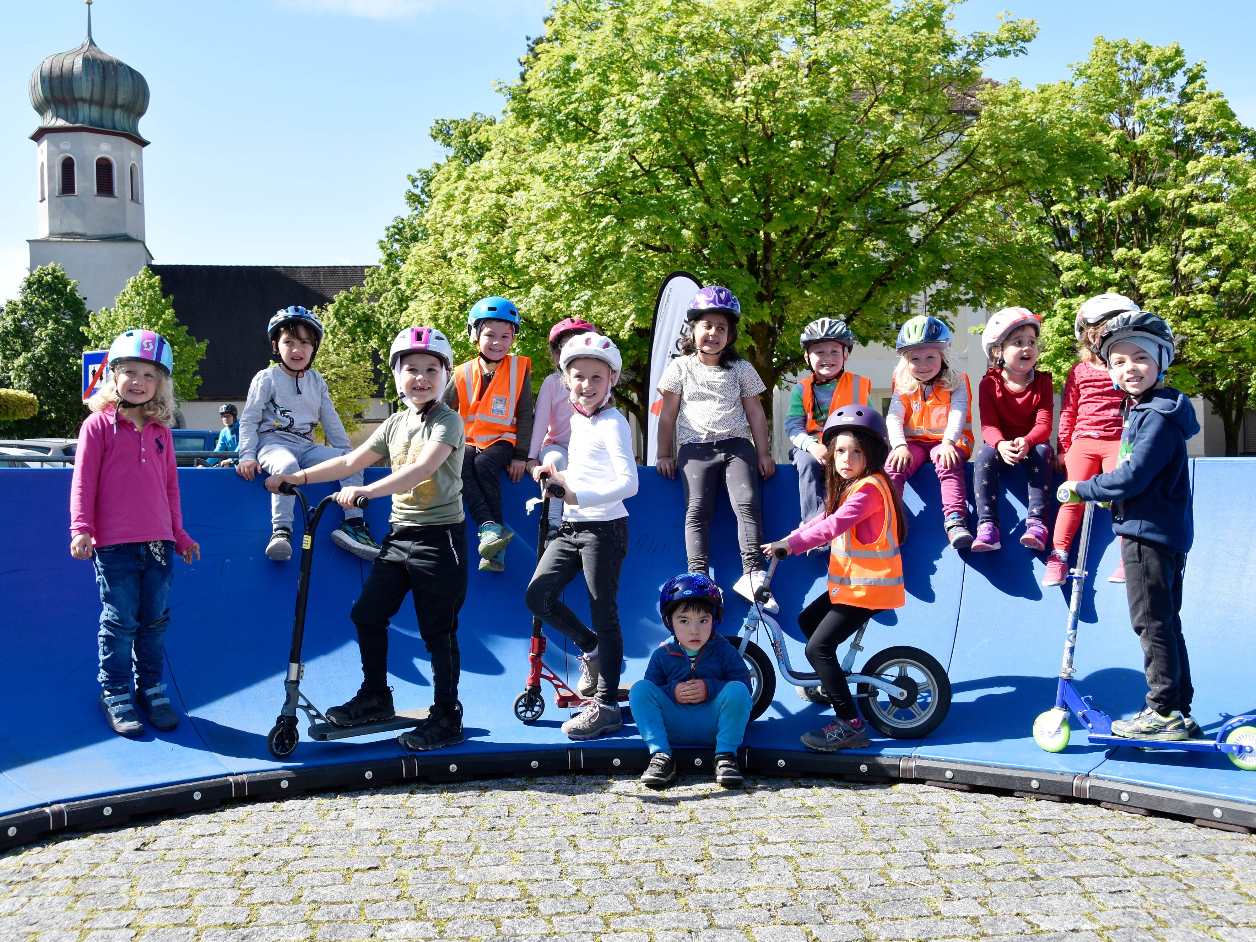 01 Auch die „Grüne Gruppe“ des Kindergarten Brederis ging auf Wellenfahrt am Marktplatz.