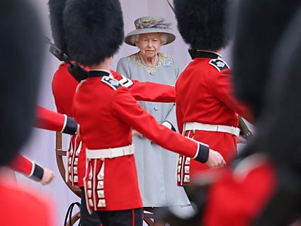 Gardisten marschieren auf Schloss Windsor an der Queen vorbei