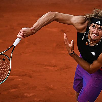 Alexander Zverev schlägt zum Einzug ins Halbfinale auf.