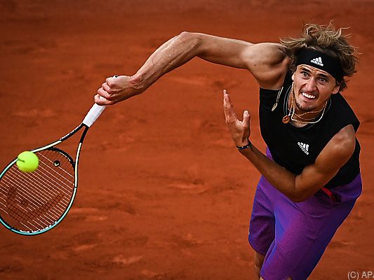 Alexander Zverev schlägt zum Einzug ins Halbfinale auf. Alexander Zverev schlägt zum Einzug ins Halbfinale auf.