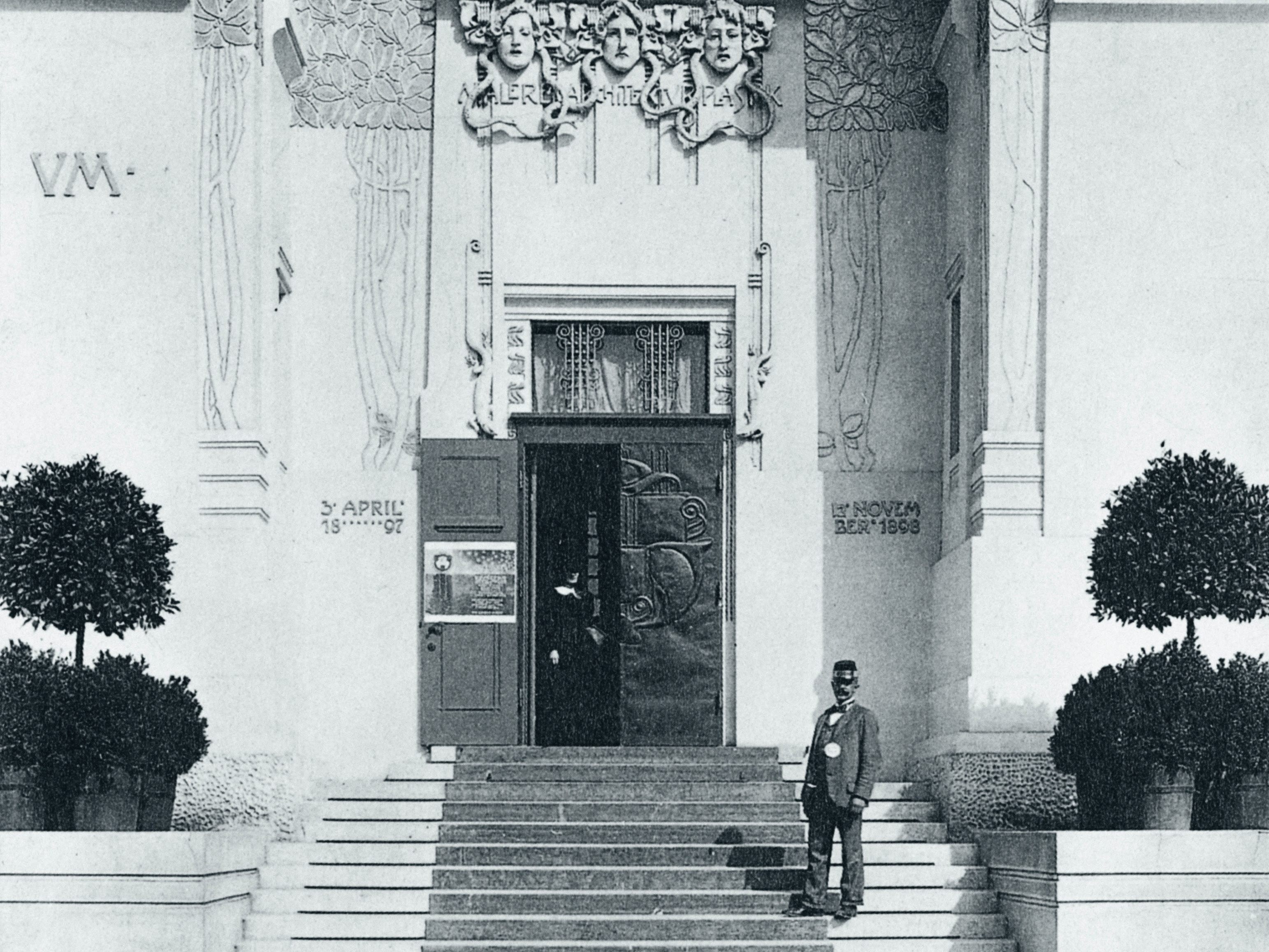 Der Eingang kurz nach der Fertigstellung 1899.