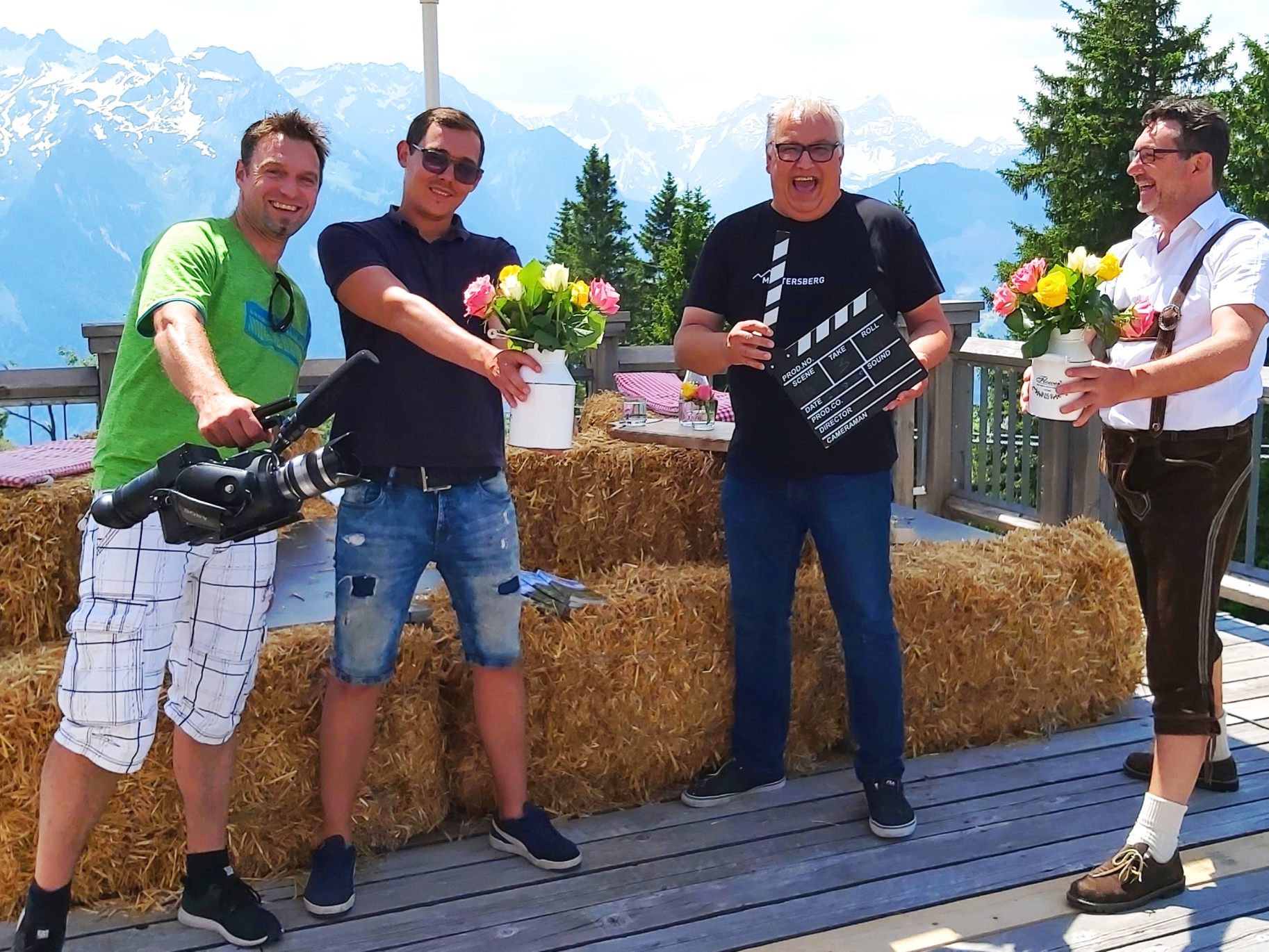 Gondl-Chefkameramann Thomas Gmeiner von Ländle TV (li), Drohnenkameramann David Seeburger (mi), Muttersbergchef Hansi Bandl (mi) und Gondlmoderator andreas Seeburger (re)  freuen sich über die 200. Sendung auf 1401 am Muttersberg bei Bludenz-Nüziders. Gondl-Chefkameramann Thomas Gmeiner von Ländle TV (li), Drohnenkameramann David Seeburger (mi), Muttersbergchef Hansi Bandl (mi) und Gondlmoderator andreas Seeburger (re)  freuen sich über die 200. Sendung auf 1401 am Muttersberg bei Bludenz-Nüziders.