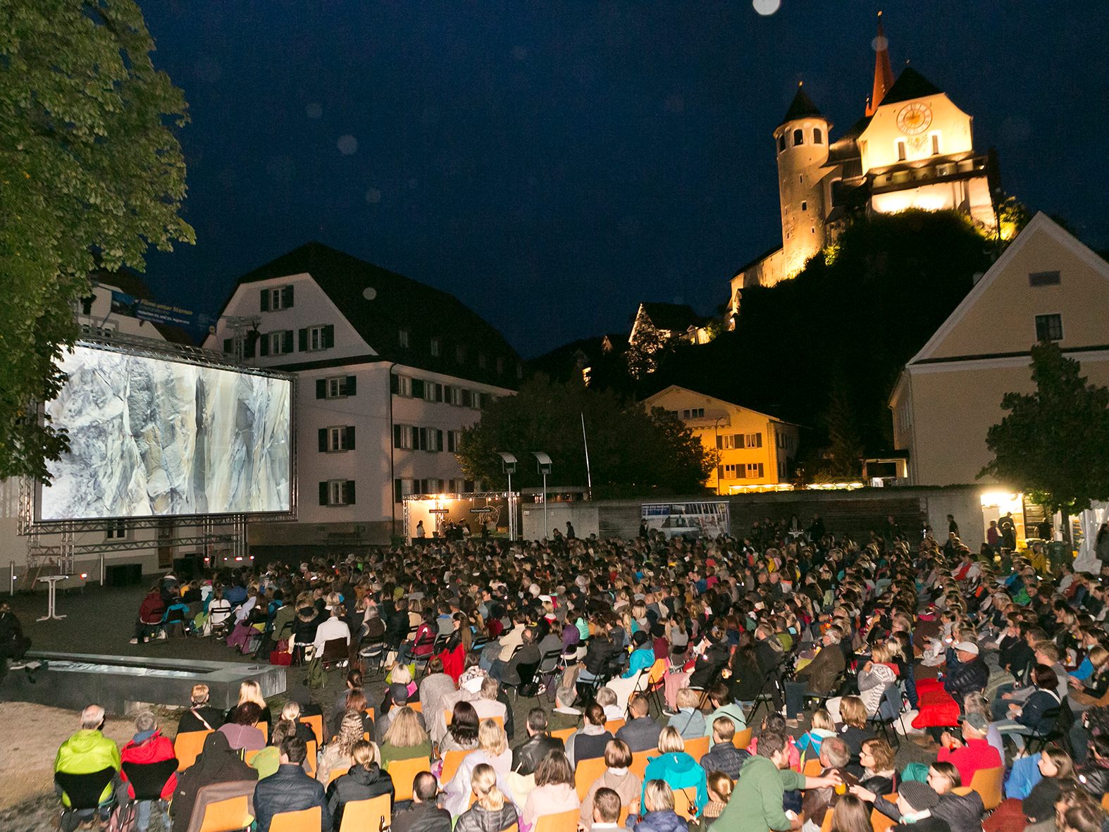 Filme unter Sternen am Marktplatz