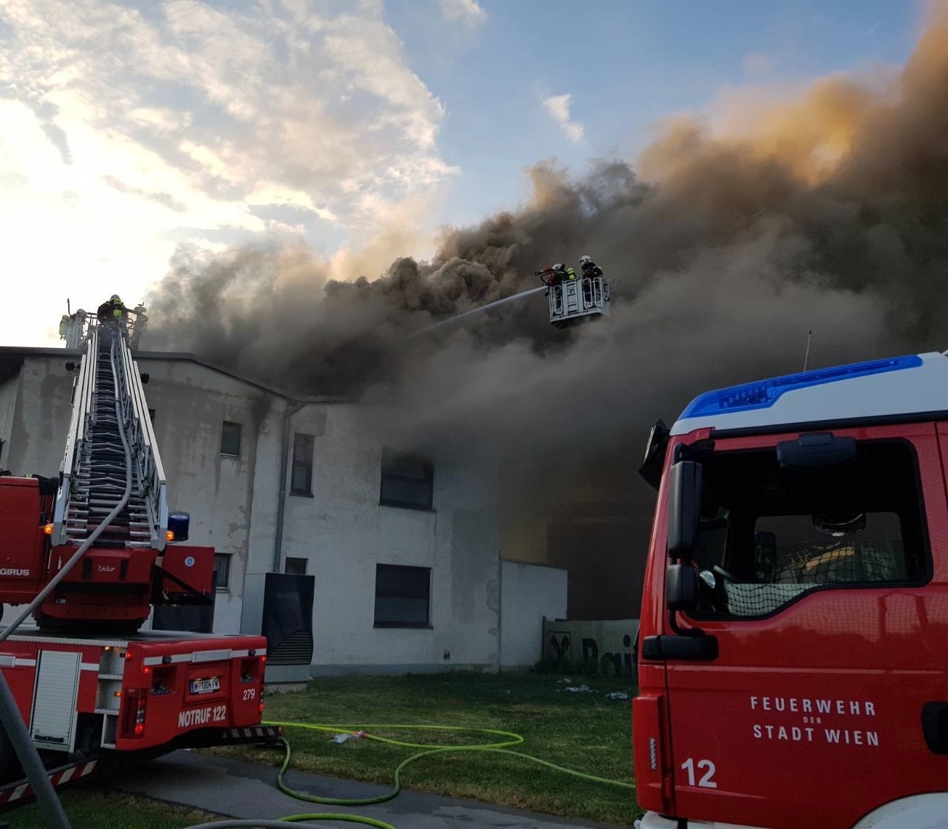 Die Wiener Berufsfeuerwehr ist seit halb vier Uhr früh im Prater im Großeinsatz. Ein Vereinslokal eines Sportvereins stand in Vollbrand. Die Wiener Berufsfeuerwehr ist seit halb vier Uhr früh im Prater im Großeinsatz. Ein Vereinslokal eines Sportvereins stand in Vollbrand.