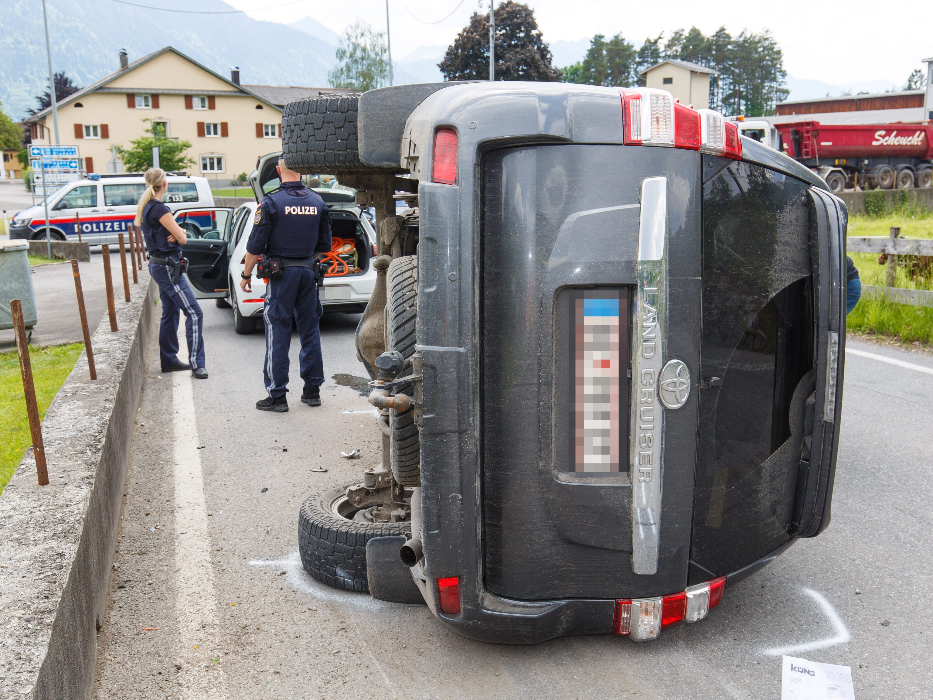 Das Auto blieb nach der Kollision mit der MAuer auf der Beifahrerseite liegen.