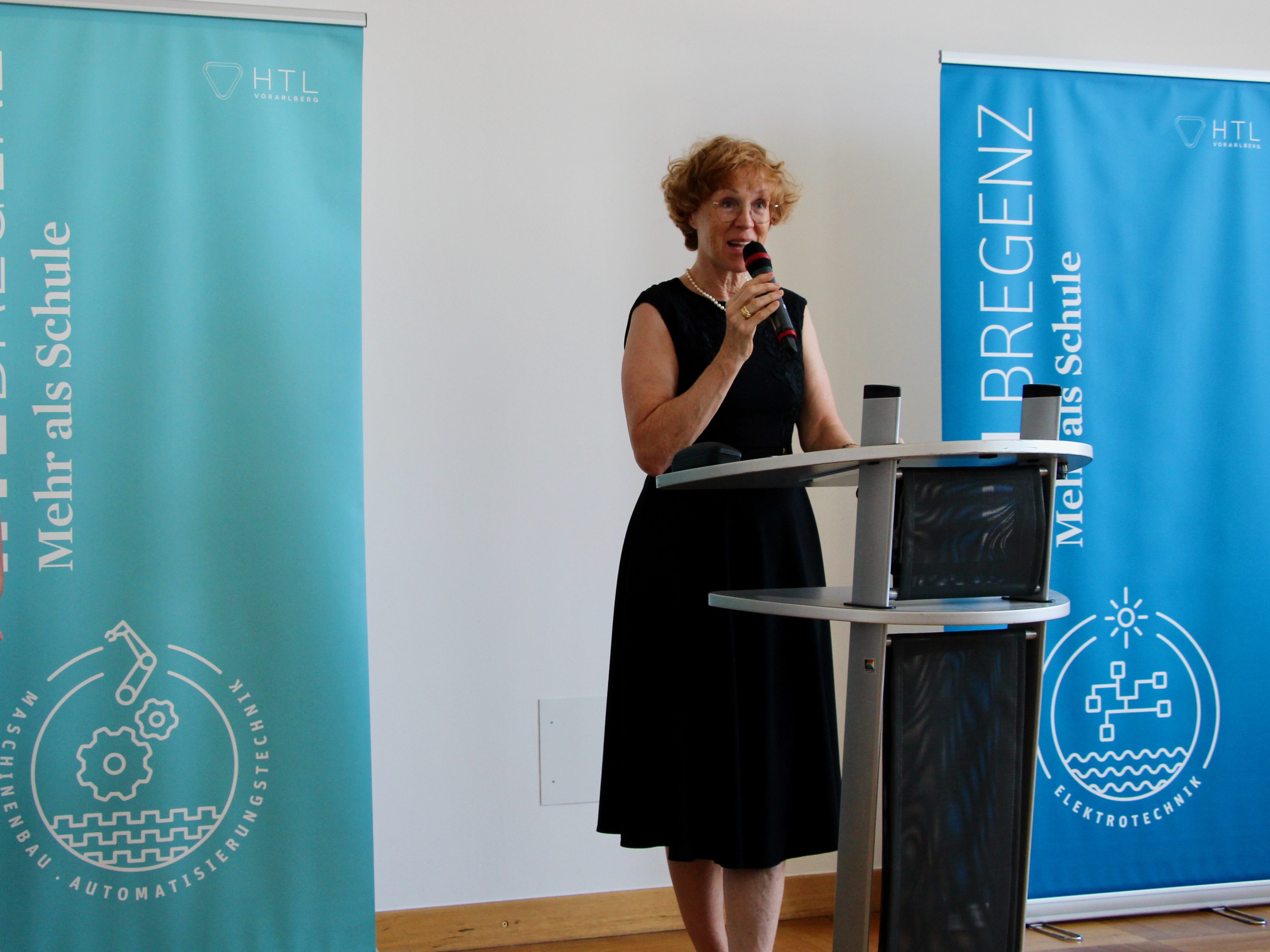 Frau Dir. MMag.Claudia Vögel gratulierte allen AbsolventInnen .