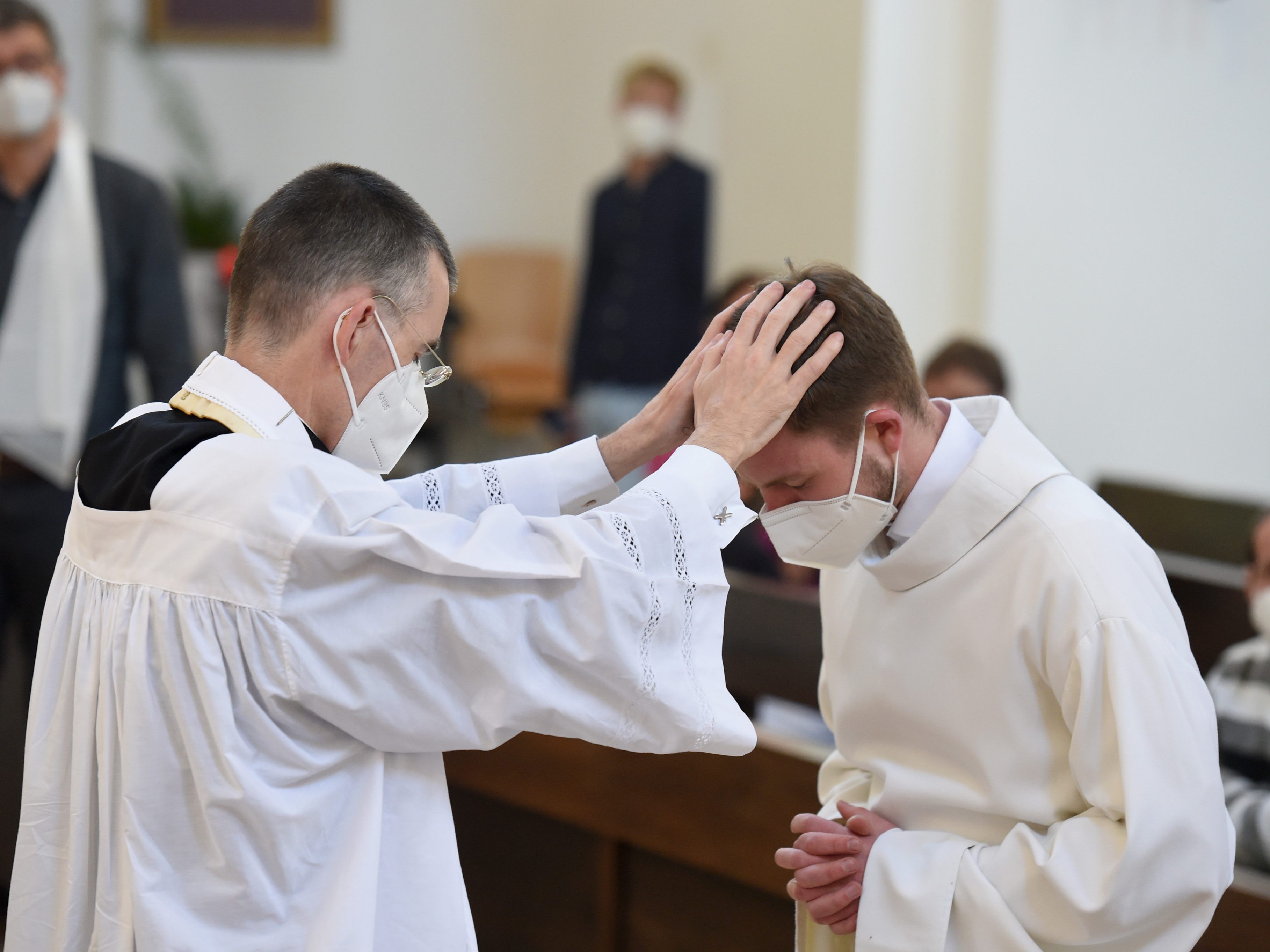 Auch in den Kirchen gelten ab dem 10. Juni lockerere Coronavirus-Regeln. Auch in den Kirchen gelten ab dem 10. Juni lockerere Coronavirus-Regeln.