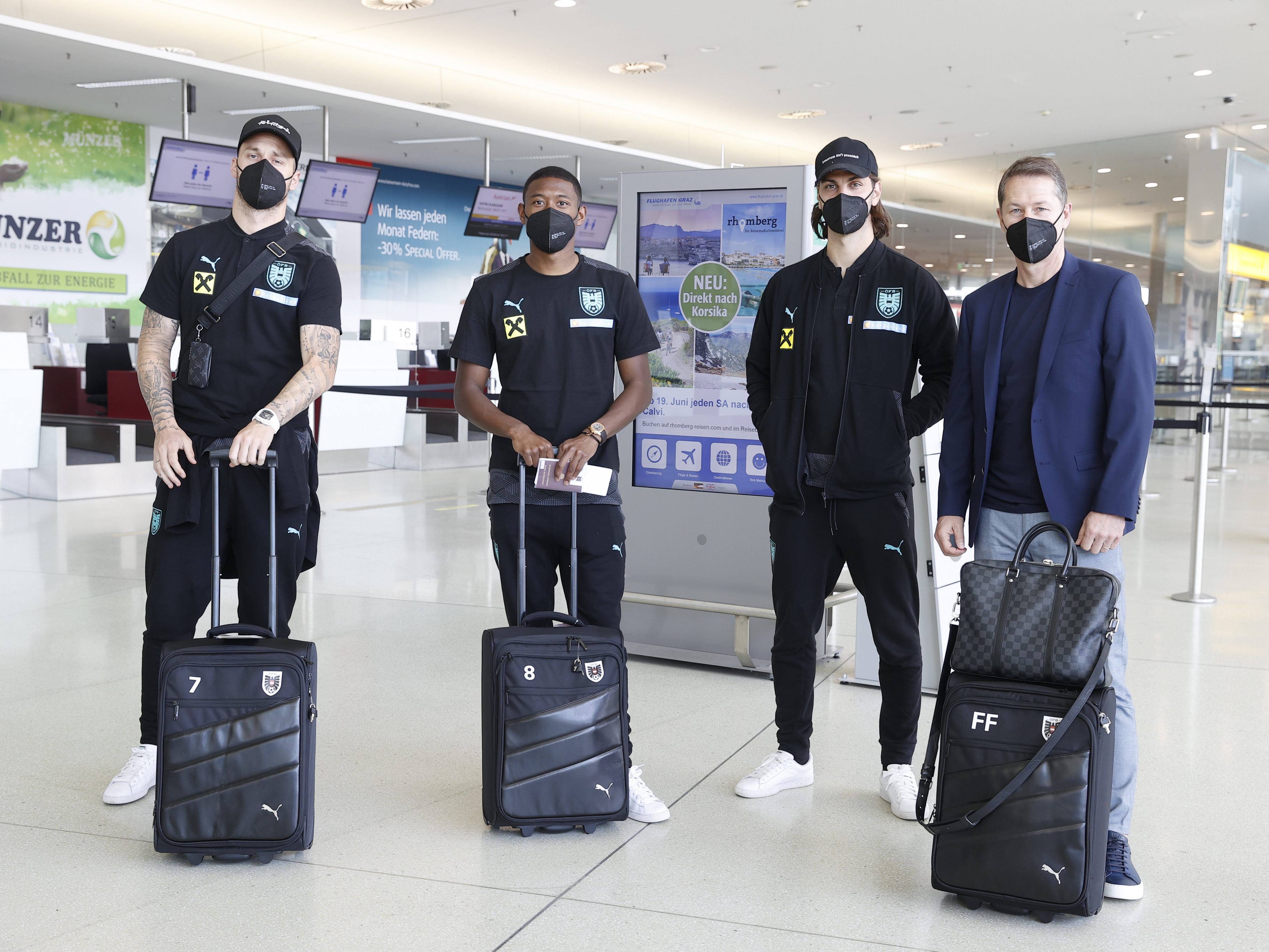 Trainer und Spieler am Weg nach England. Trainer und Spieler am Weg nach England.