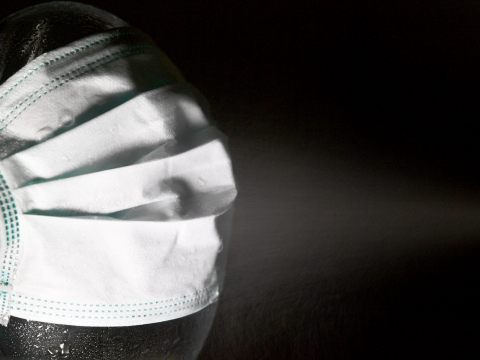Israel führt in Innenräumen wieder die Maskenpflicht ein. Israel führt in Innenräumen wieder die Maskenpflicht ein.