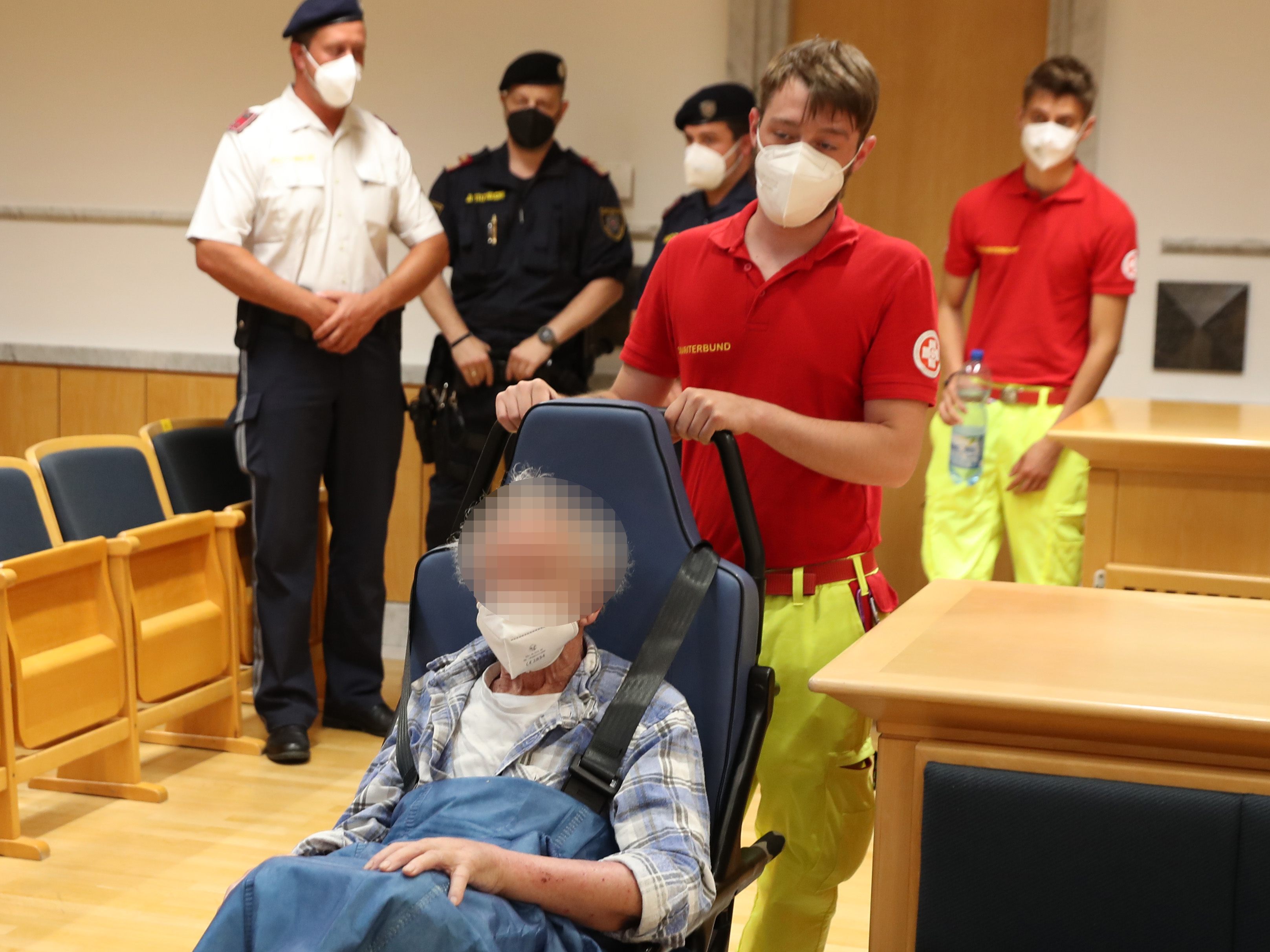 Auf 71-jähriger Ehefrau 23 Mal mit Hammer eingeschlagen und 54 Mal mit Messer eingestochen.