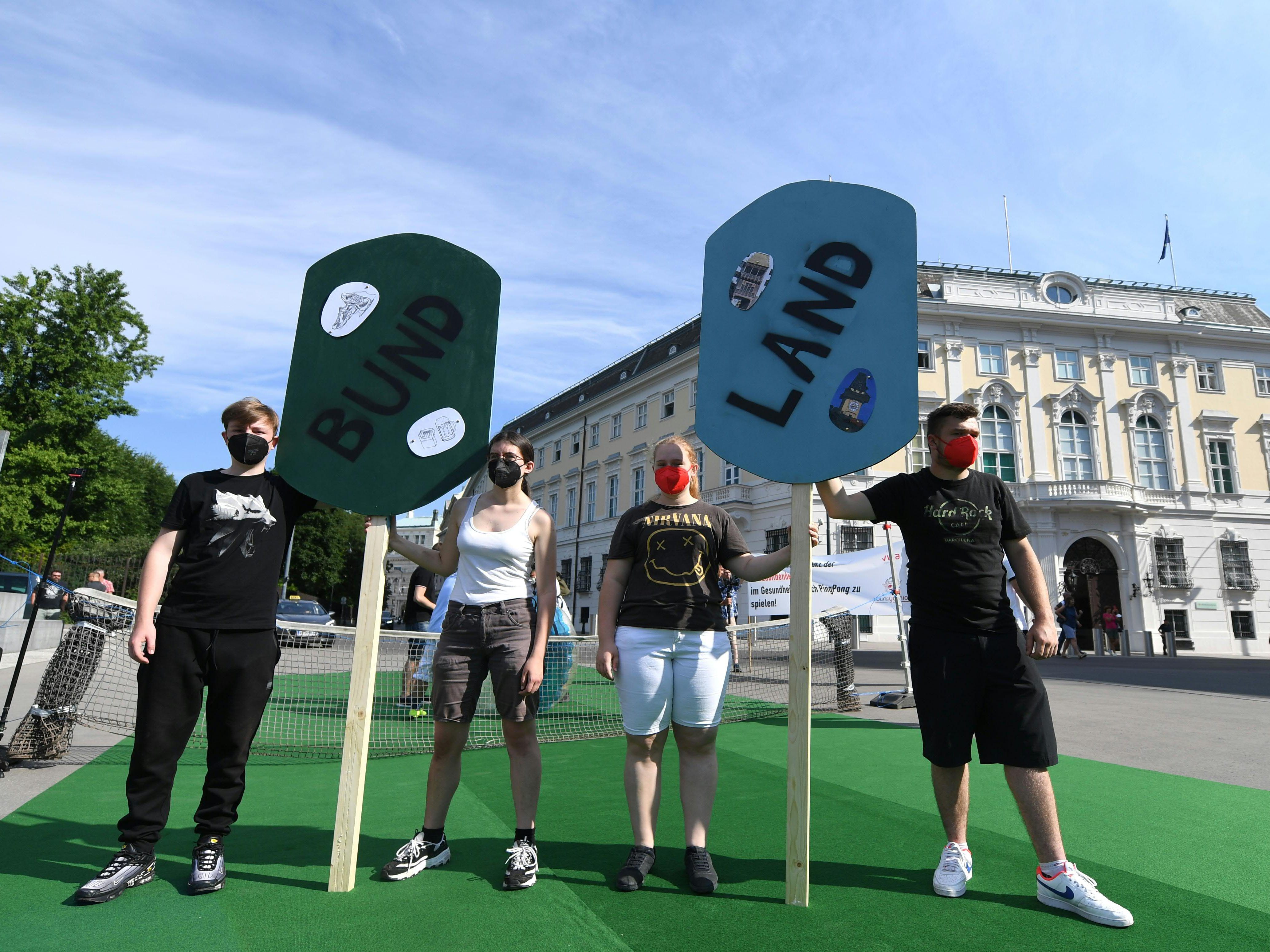 Vida und younion protestierten mit einem überdimensionalen "Ping-Pong"-Spiel vor dem Kanzleramt
