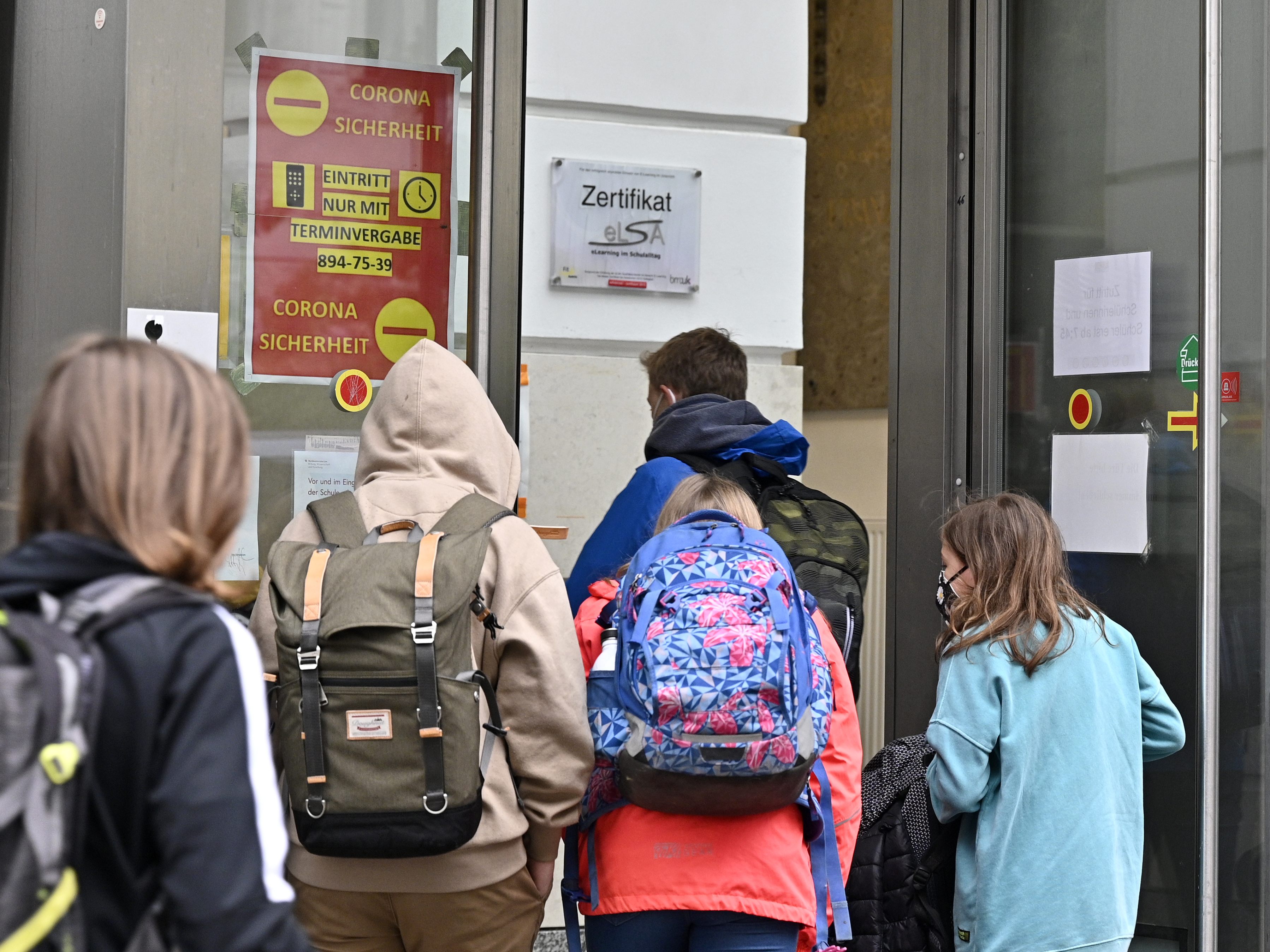 Die Zahl der positiv getesteten Schüler geht zurück.