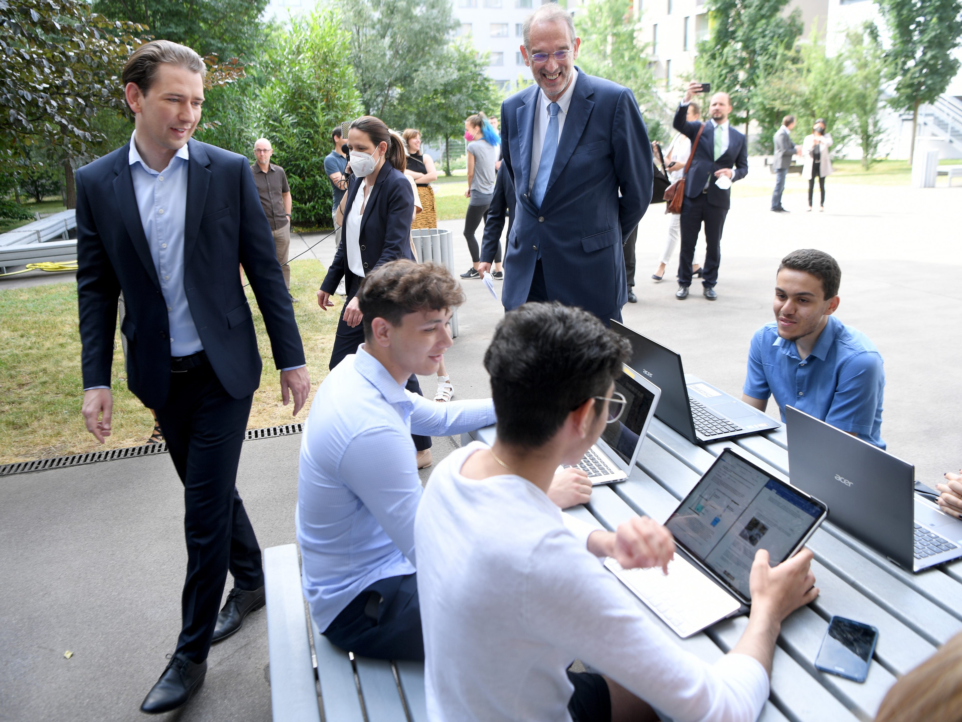 Kurz und Faßmann waren zu Besuch an einer Schule in Wien. Kurz und Faßmann waren zu Besuch an einer Schule in Wien.