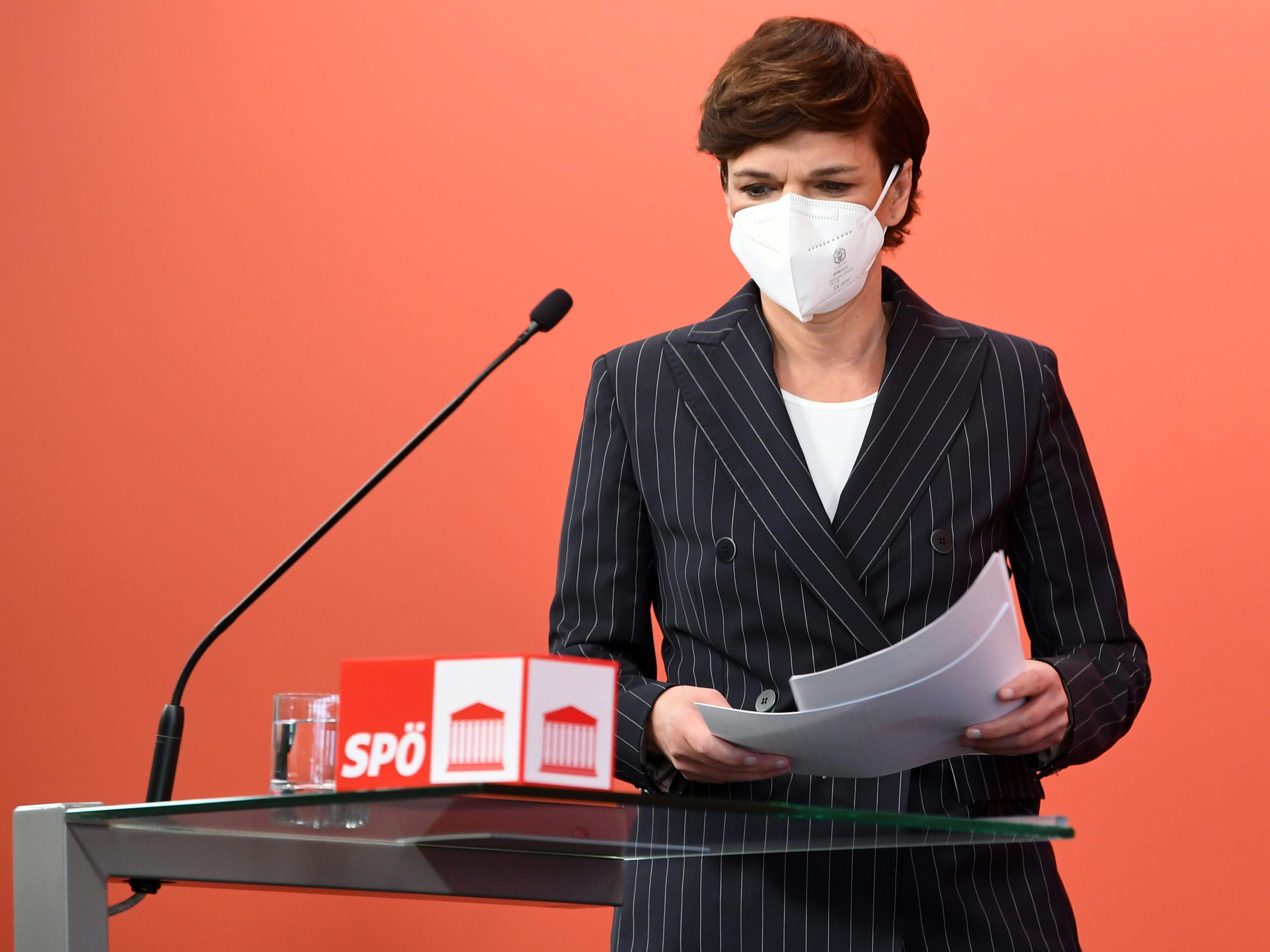 Pamela Rendi-Wagner äußerte sich zu den Masken. Pamela Rendi-Wagner äußerte sich zu den Masken.