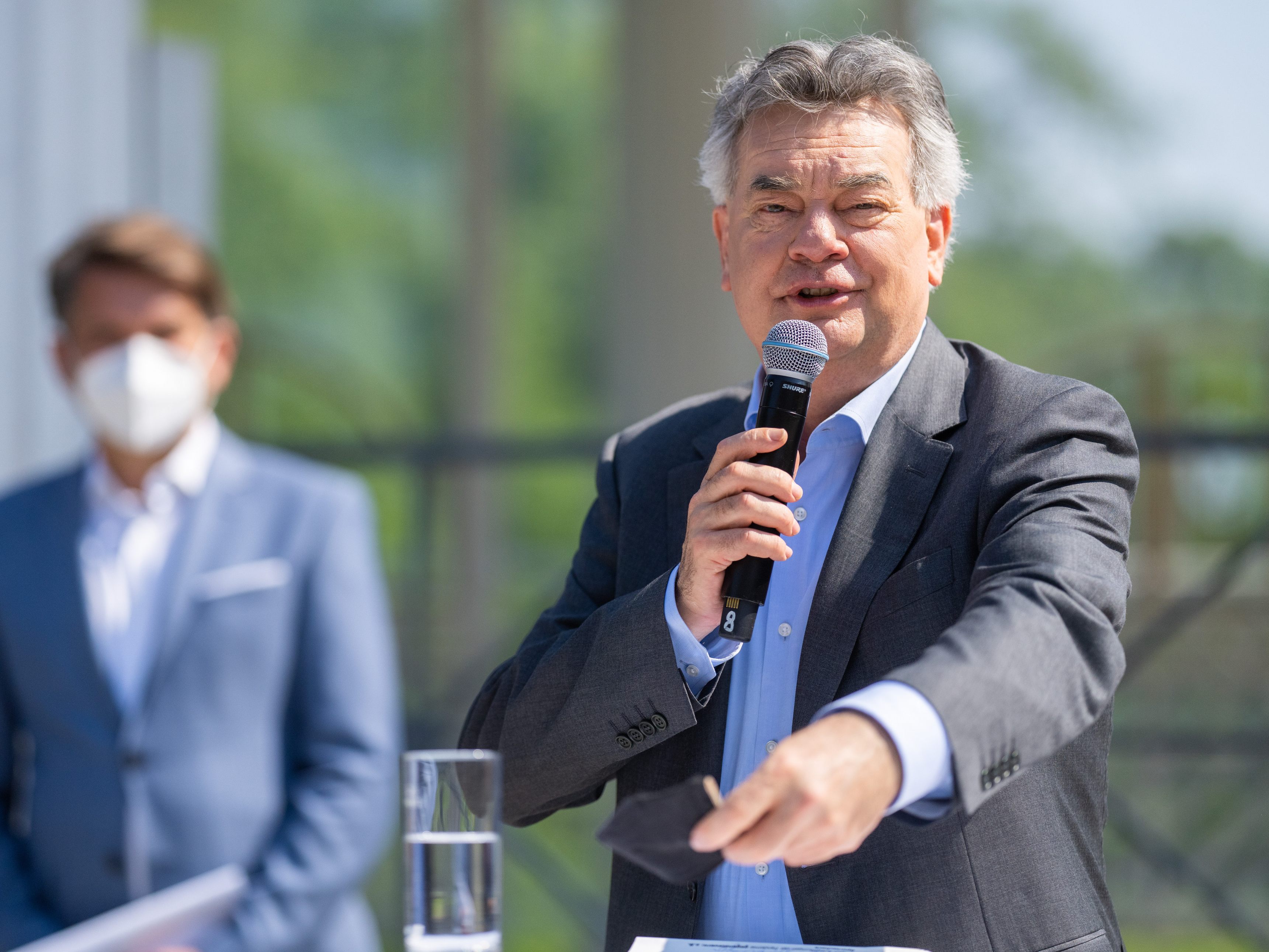 Werner Kogler möchte die Bundessprecher-Rolle länger ausüben. Werner Kogler möchte die Bundessprecher-Rolle länger ausüben.