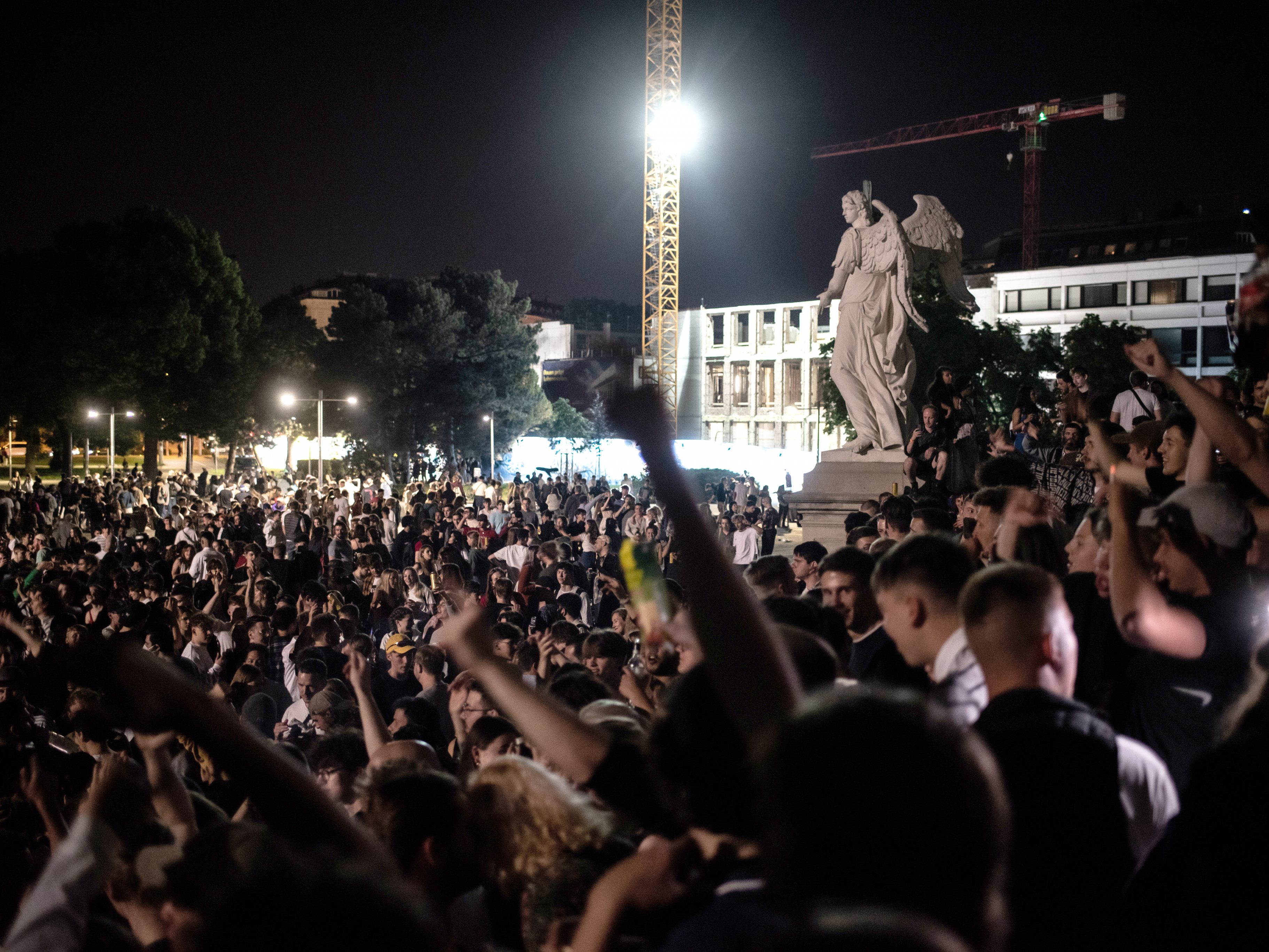 Am Wiener Karlsplatz sowie am Donaukanal gerieten feiernde Jugendliche und die Polizei aneinander. Am Wiener Karlsplatz sowie am Donaukanal gerieten feiernde Jugendliche und die Polizei aneinander.