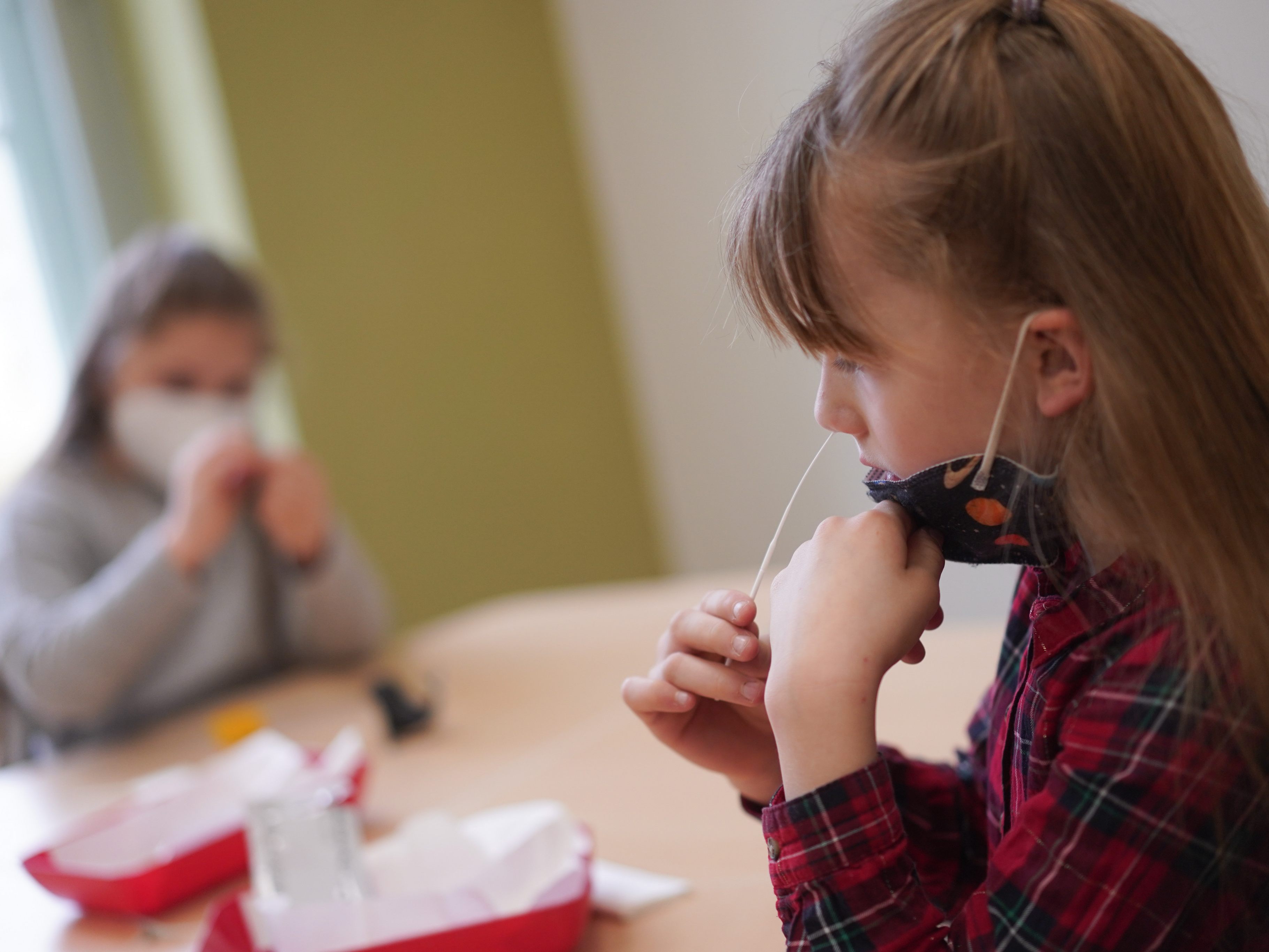 Die Zahl der positiven Selbsttests an Schulen sinkt erneut. Die Zahl der positiven Selbsttests an Schulen sinkt erneut.
