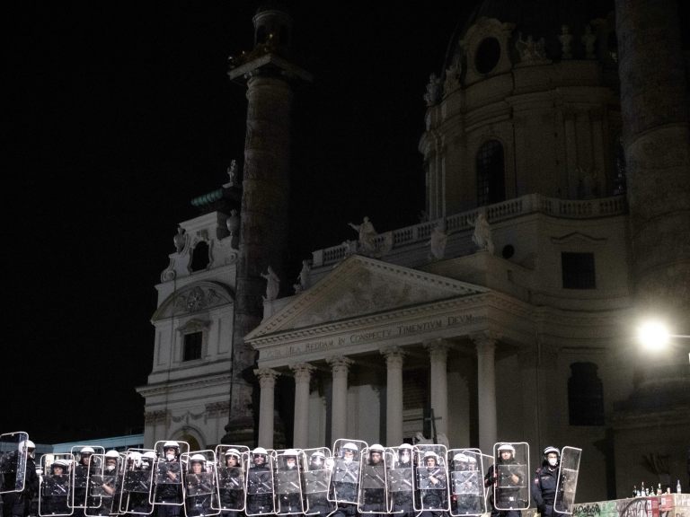 Das Platzverbot am Wiener Karlsplatz sorgte für Aufregung.