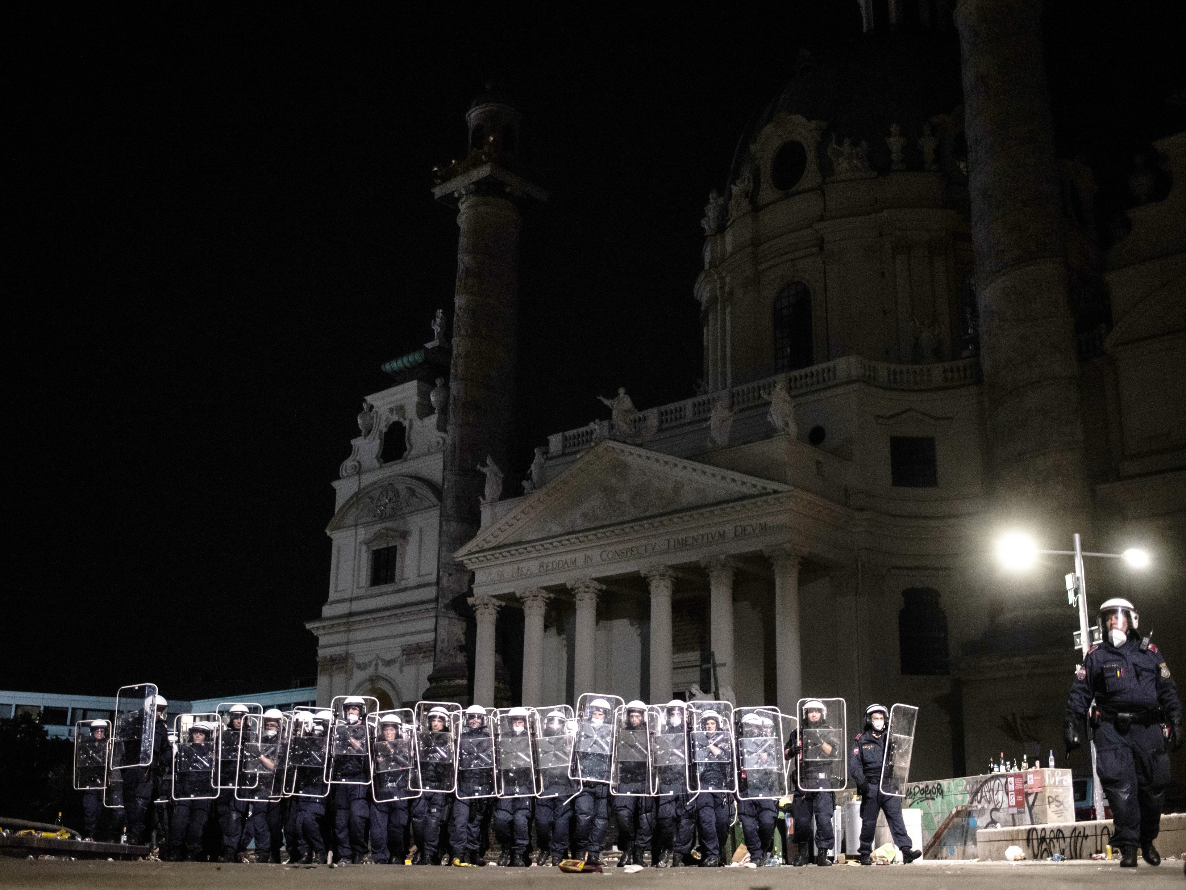Betreten und Aufenthalt im Wiener Resselpark sind verboten. Betreten und Aufenthalt im Wiener Resselpark sind verboten.