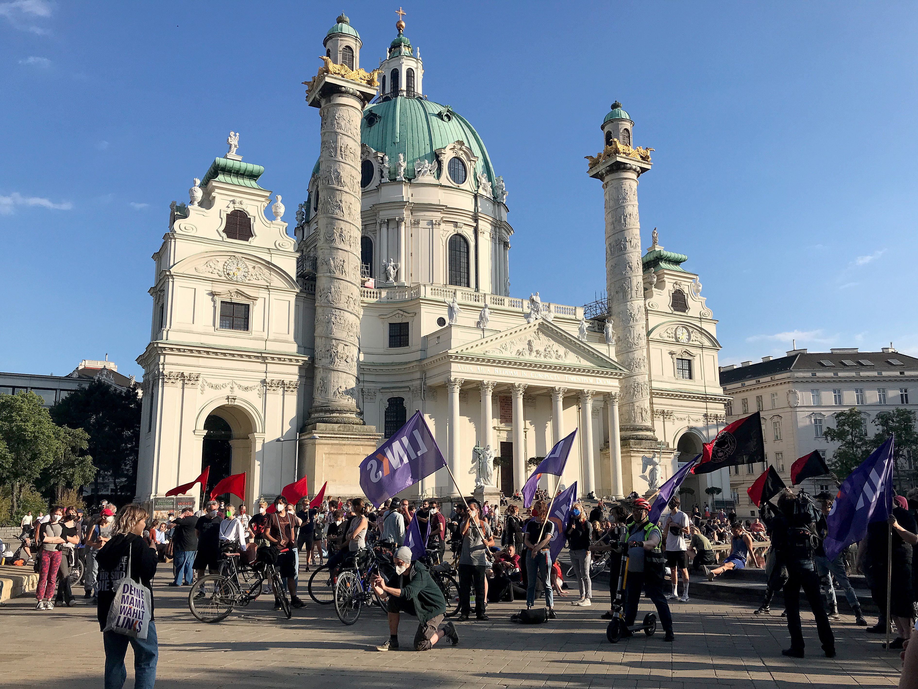 Am Sonntagabend fand die Kundgebung "Gegen das Platzverbot" statt, danach war es ruhig am Wiener Karlsplatz. Am Sonntagabend fand die Kundgebung "Gegen das Platzverbot" statt, danach war es ruhig am Wiener Karlsplatz.