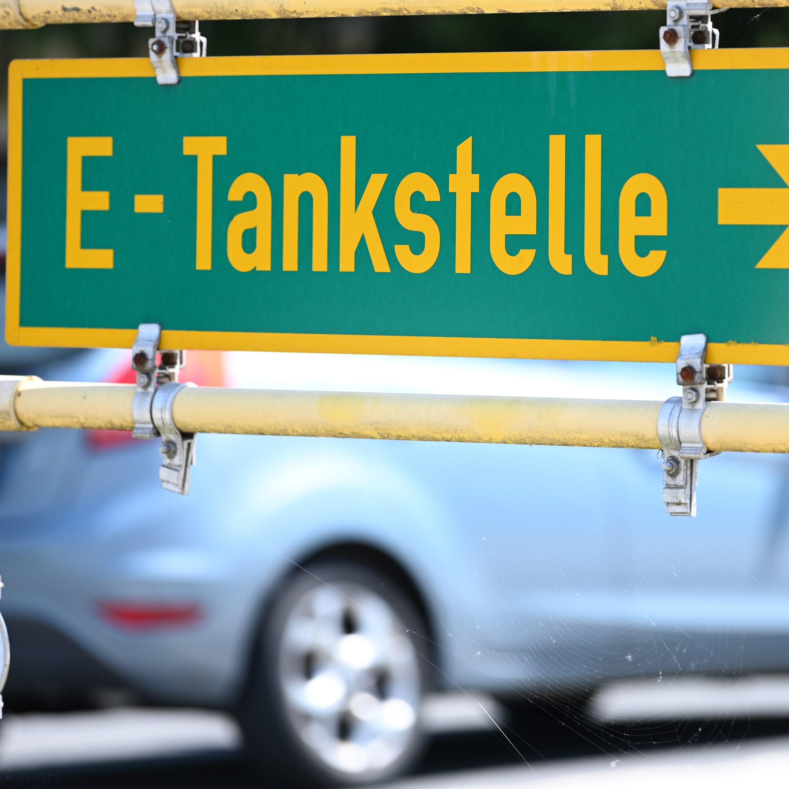 Mit der steigenden Anzahl an E-Autos muss auch das Ladestationsnetz ausgebaut werden.