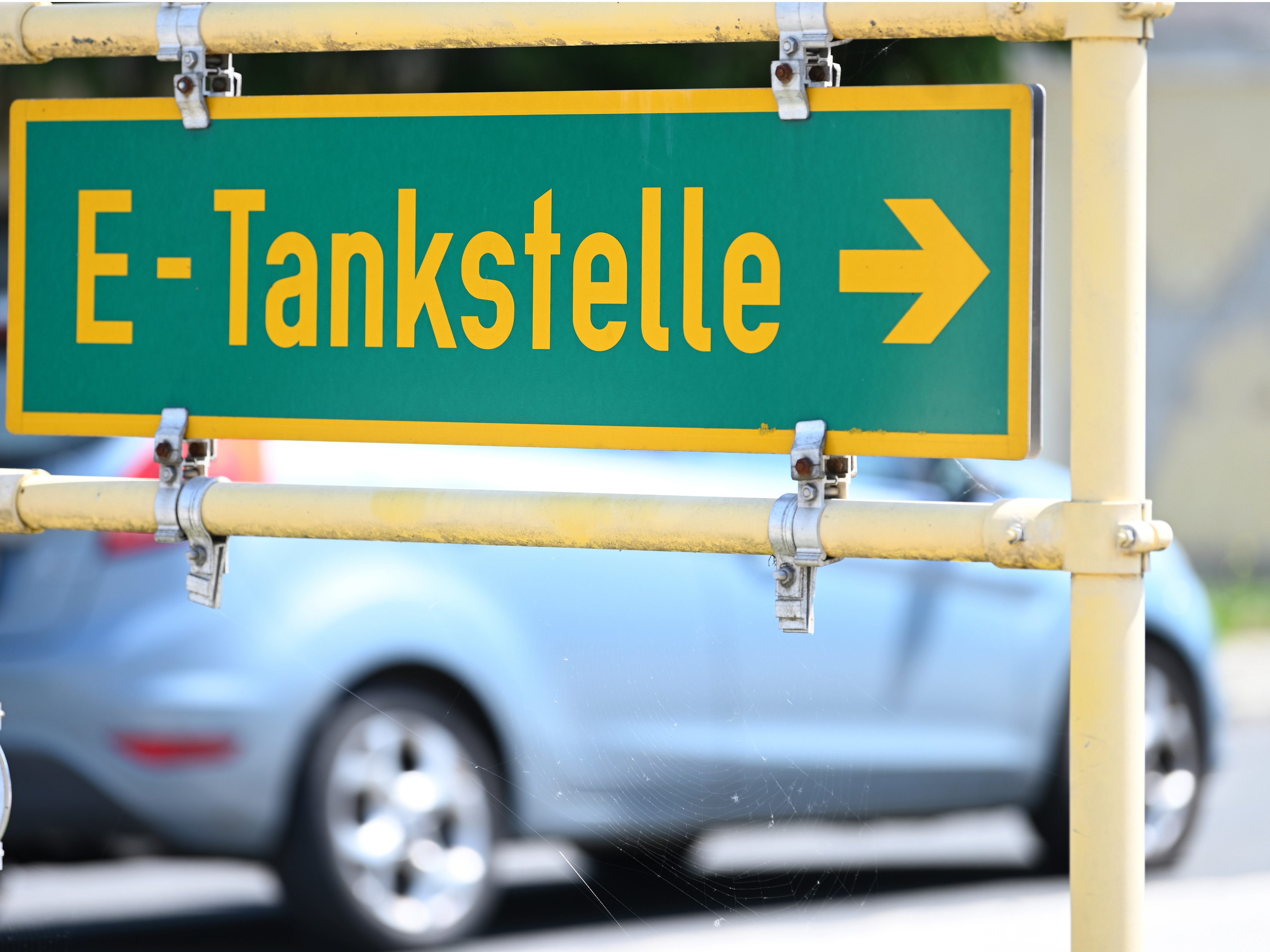 Mit der steigenden Anzahl an E-Autos muss auch das Ladestationsnetz ausgebaut werden. Mit der steigenden Anzahl an E-Autos muss auch das Ladestationsnetz ausgebaut werden.