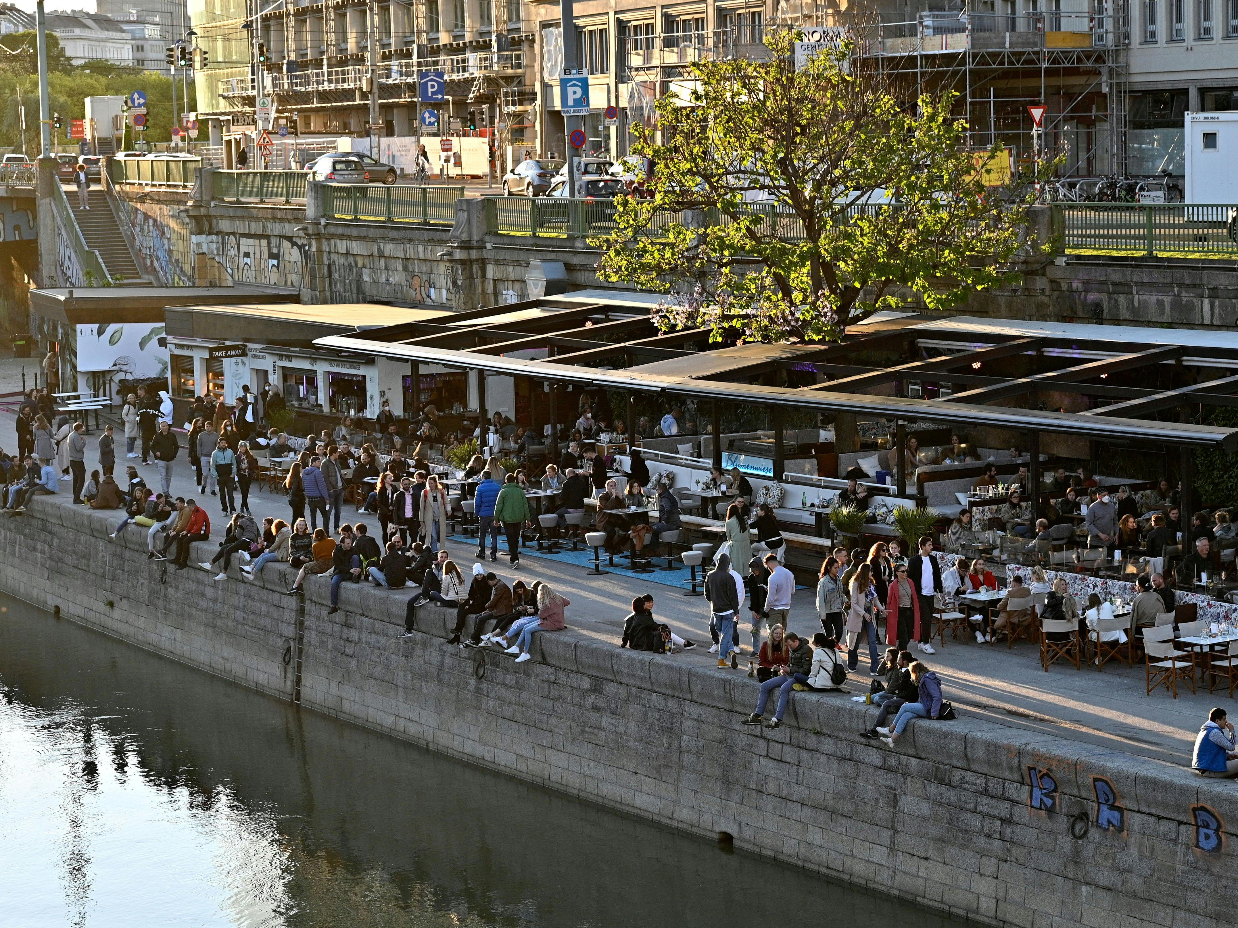 Nach der Sperrstunde feierten zahlreiche Jugendliche am Wiener Donaukanal und im Resselpark.