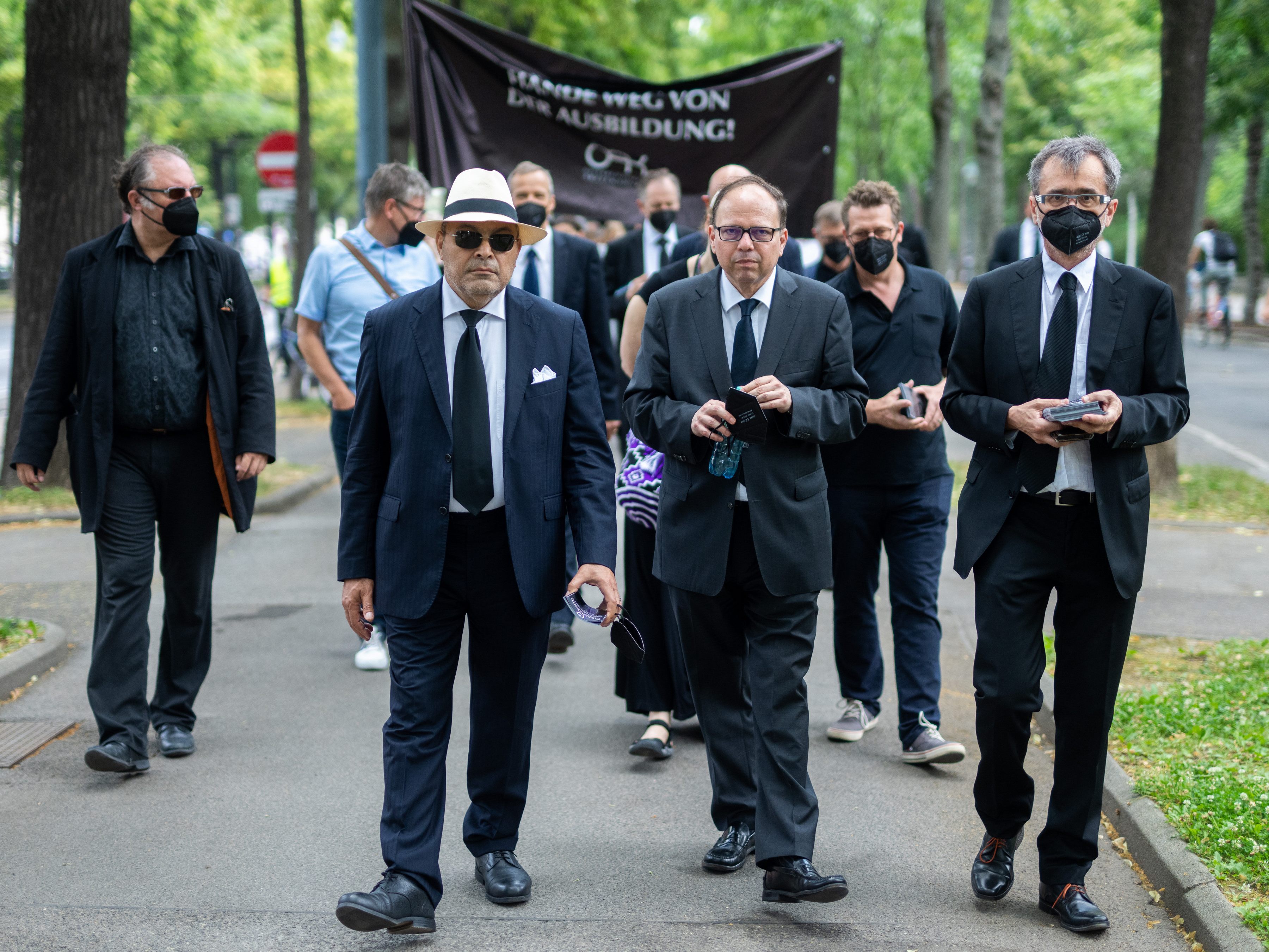 Die Ärztekammer protestierte mit einem Trauermarsch in Wien gegen die Ärztegesetz-Novelle
