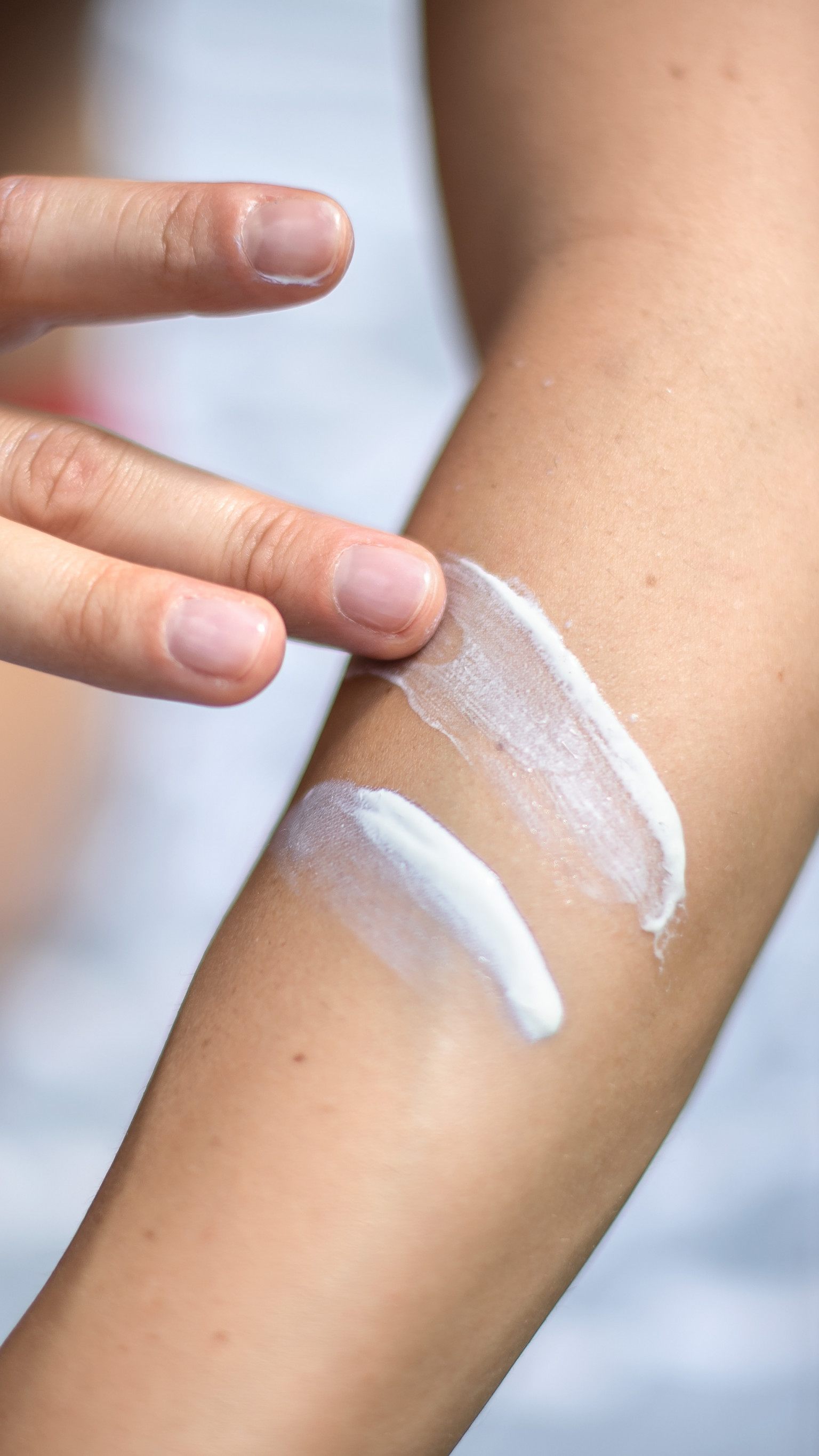 Nicht alle Sonnencremes schnitten im Ökotest gut ab - in einem Produkt wurde sogar ein krebserregender Stoff gefunden.