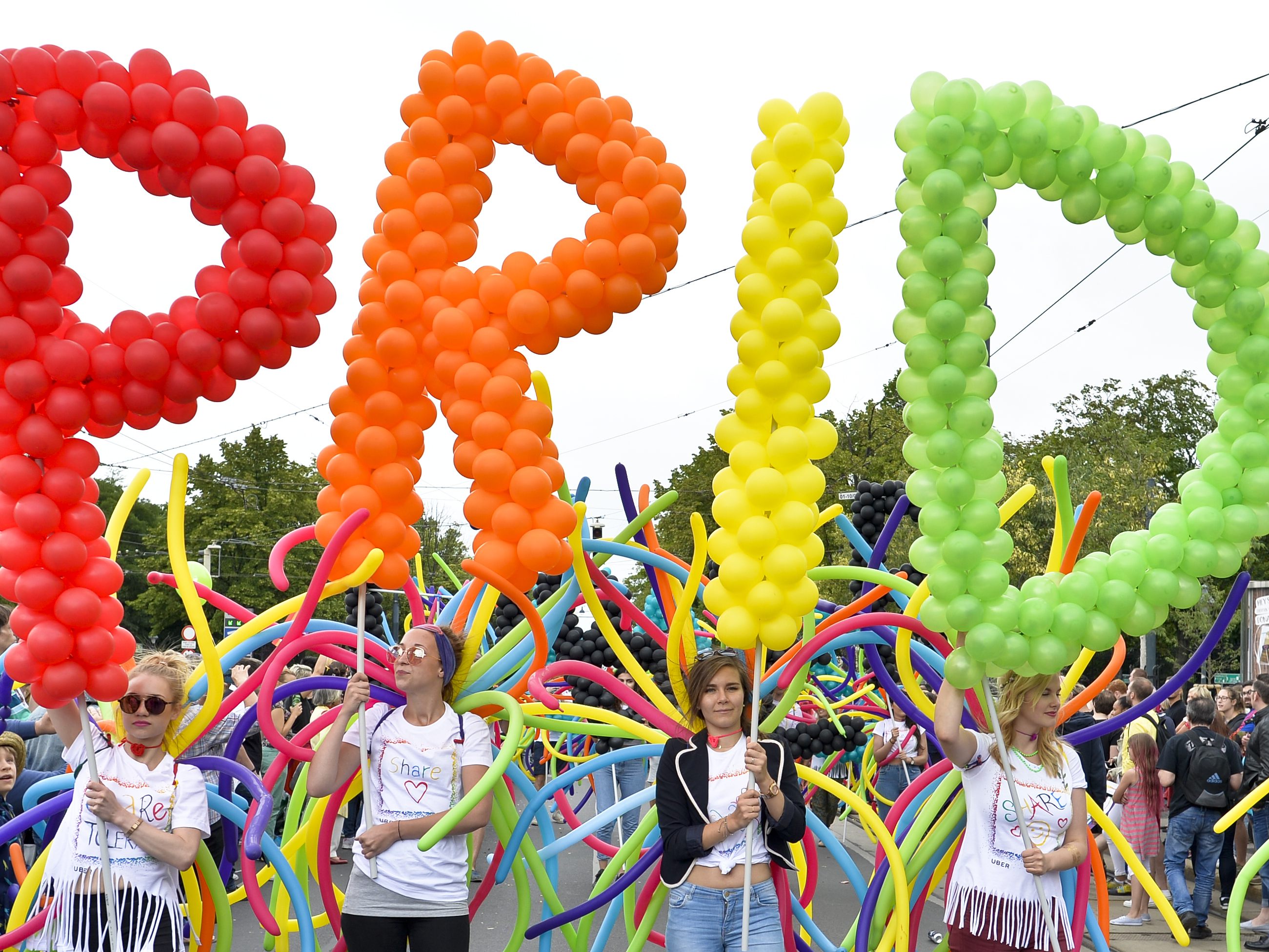 Die Regenbogenparade umrundet am Samstag zum 25. Mal den Ring. Die Regenbogenparade umrundet am Samstag zum 25. Mal den Ring.