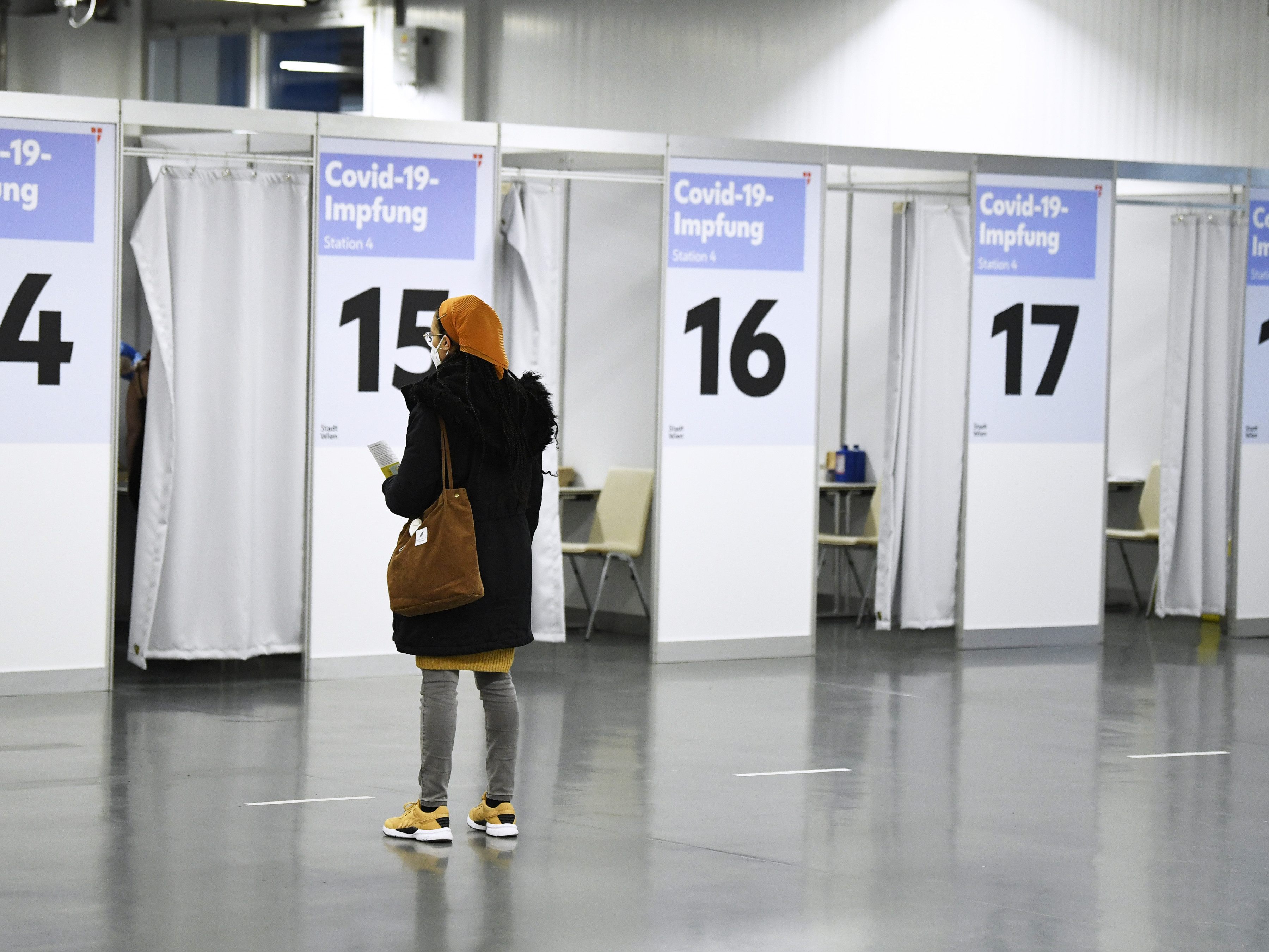 Corona-Impfung für 18 bis 30-Jährige wird zum Event im Austria Center Vienna. Corona-Impfung für 18 bis 30-Jährige wird zum Event im Austria Center Vienna.