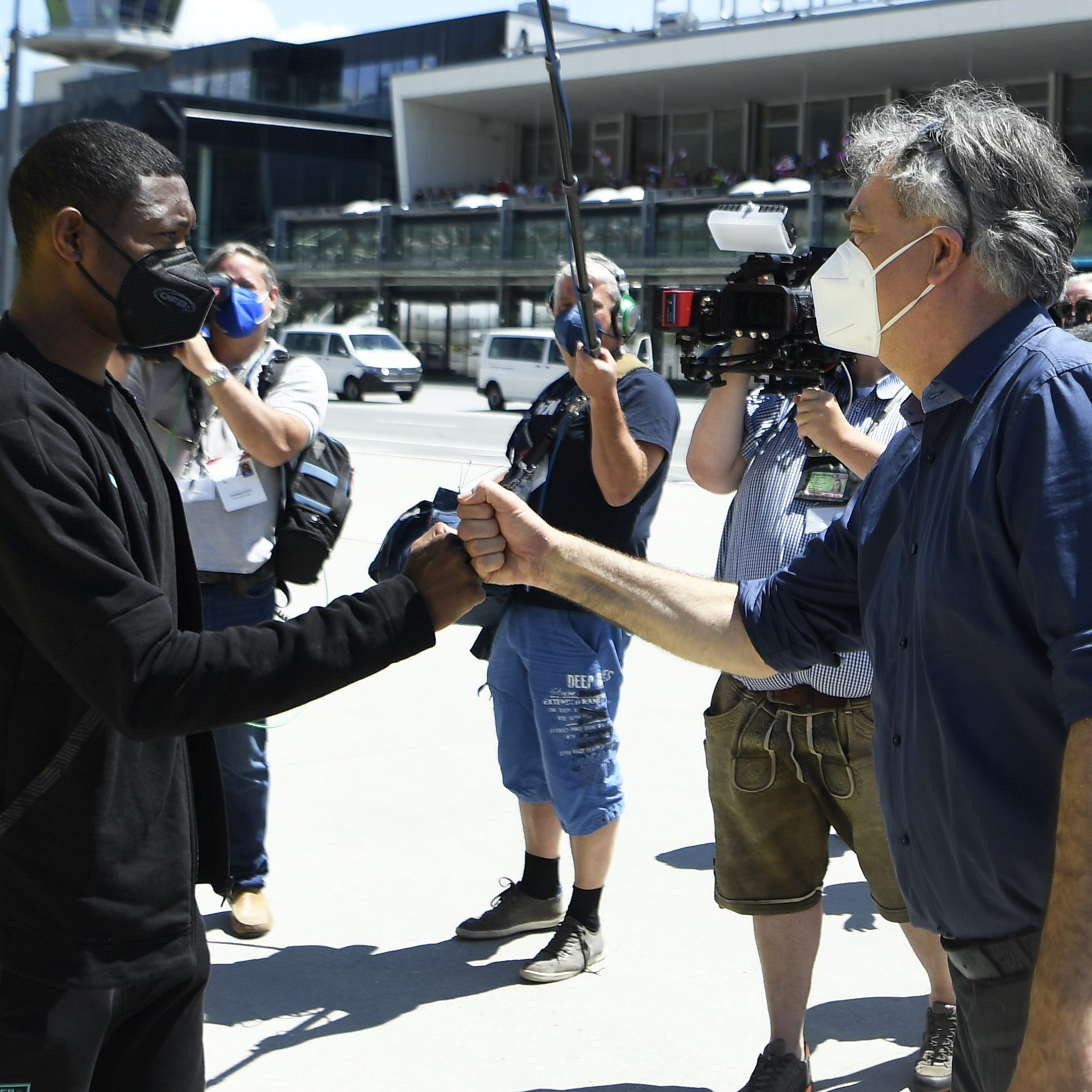 Kogler und mehr als 100 Fans empfingen das ÖFB-Team in Innsbruck.