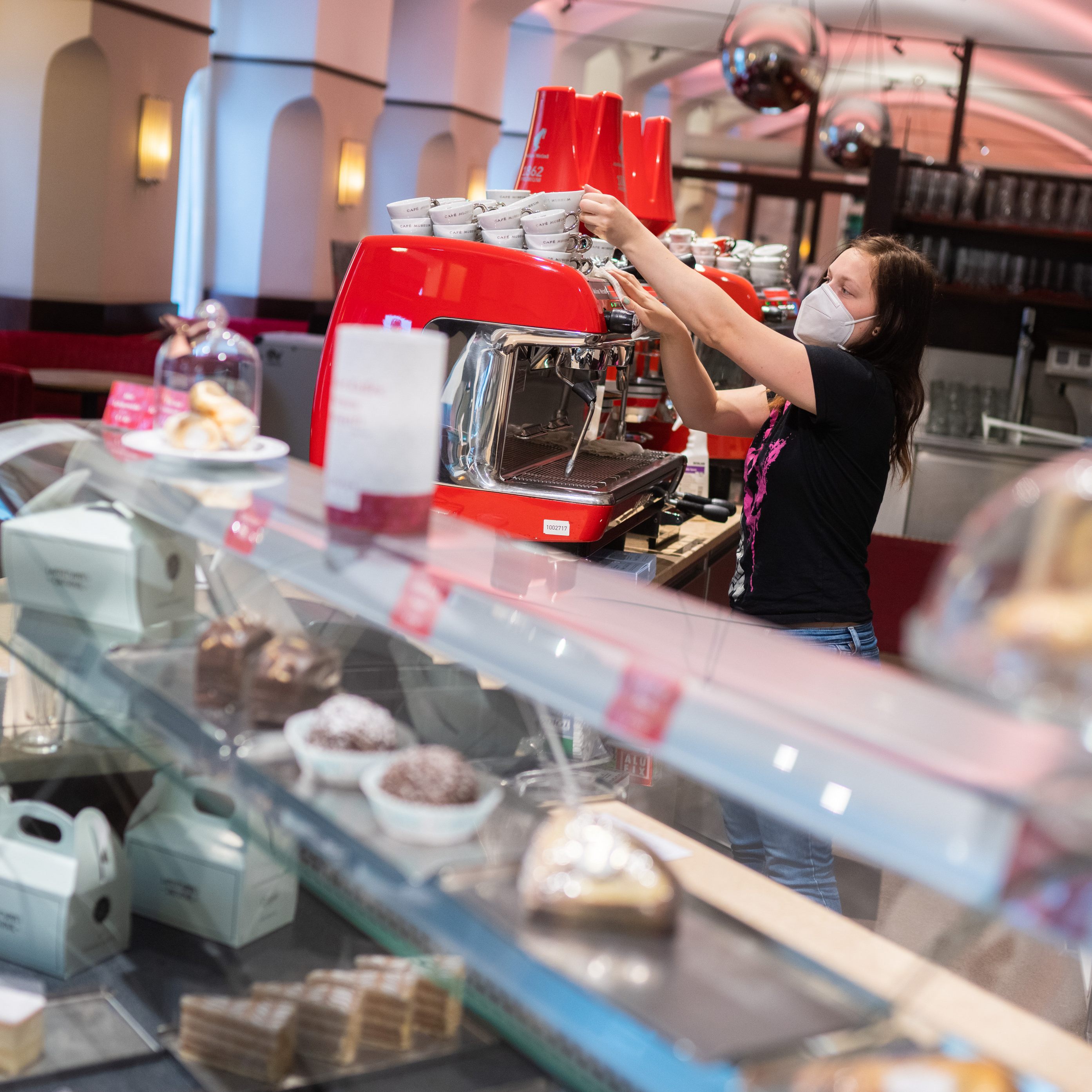 Köstinger: Mitarbeiter bekommen wieder erträgliche Arbeitsbedingungen.