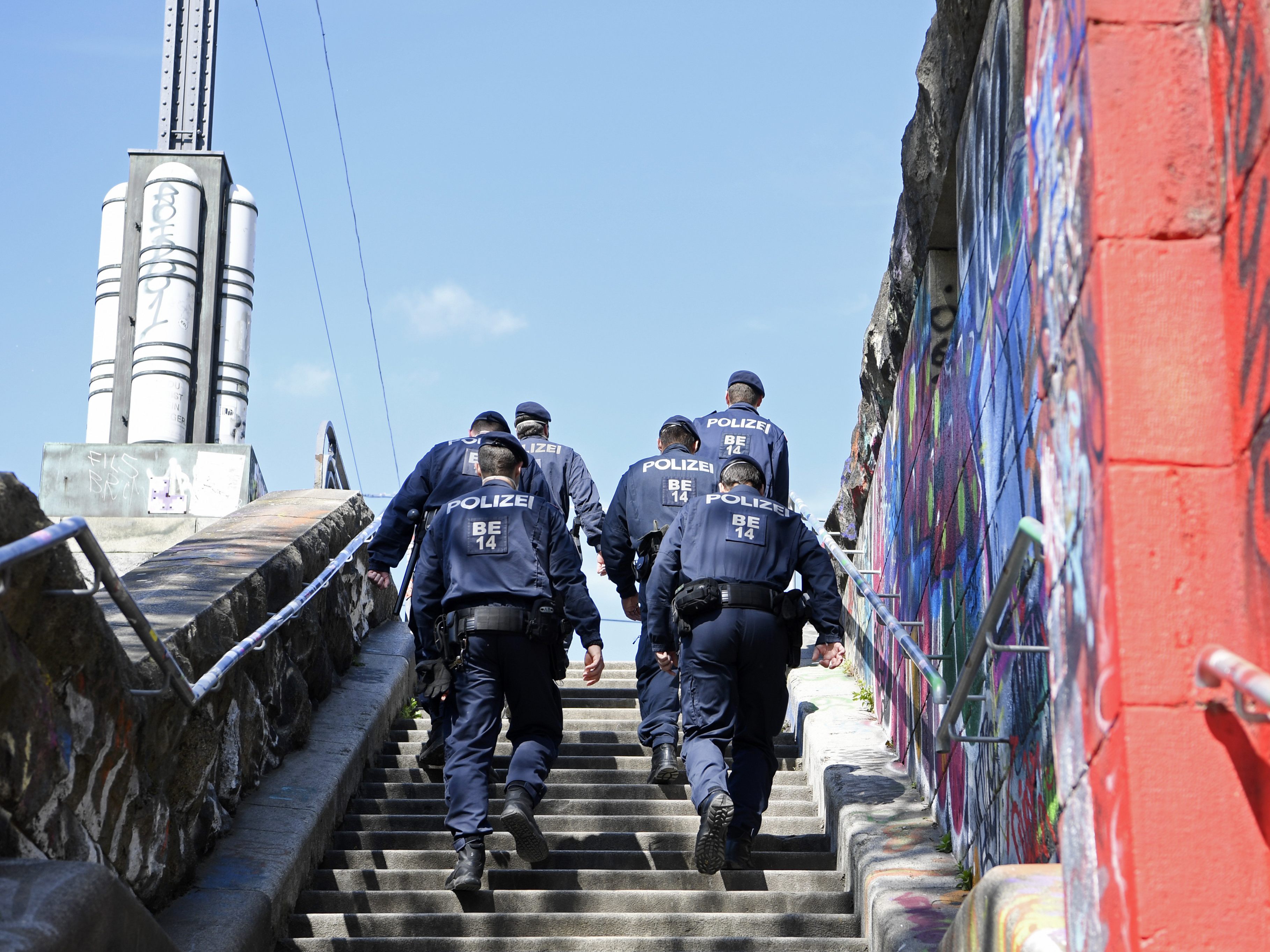 Beamte im Wiener Resselpark und am Donaukanal mit Flaschen beworfen. Beamte im Wiener Resselpark und am Donaukanal mit Flaschen beworfen.