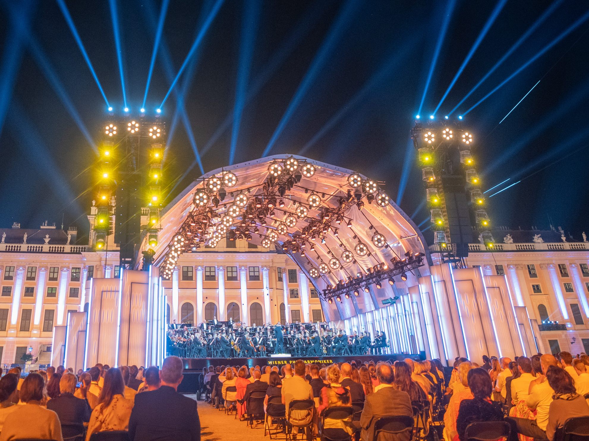 3.000 Zuschauer lauschten dem Klassik-Event im Schlosspark von Schönbrunn. 3.000 Zuschauer lauschten dem Klassik-Event im Schlosspark von Schönbrunn.