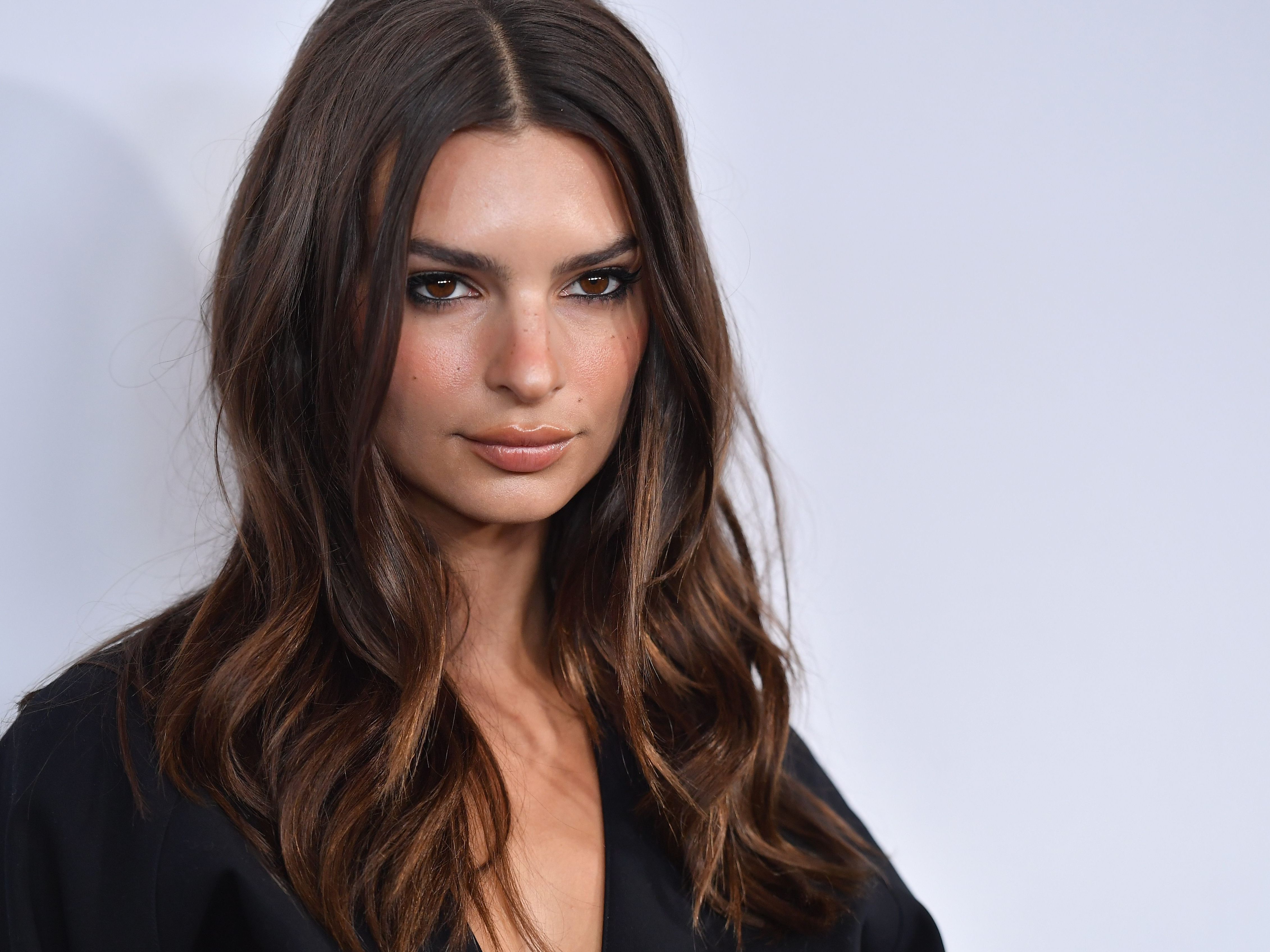 Emily Ratajkowski wird dafür kritisiert, wie sie ihr drei Monate altes Baby im Arm hält.